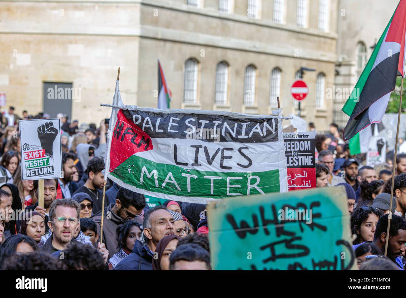 Londres, Angleterre, Royaume-Uni. 14 octobre, 2023.des milliers de personnes défilent dans le centre de Londres pour appeler à une Palestine libre ( (crédit image : © Horst Friedrichs ) crédit : horst friedrichs/Alamy Live News Banque D'Images