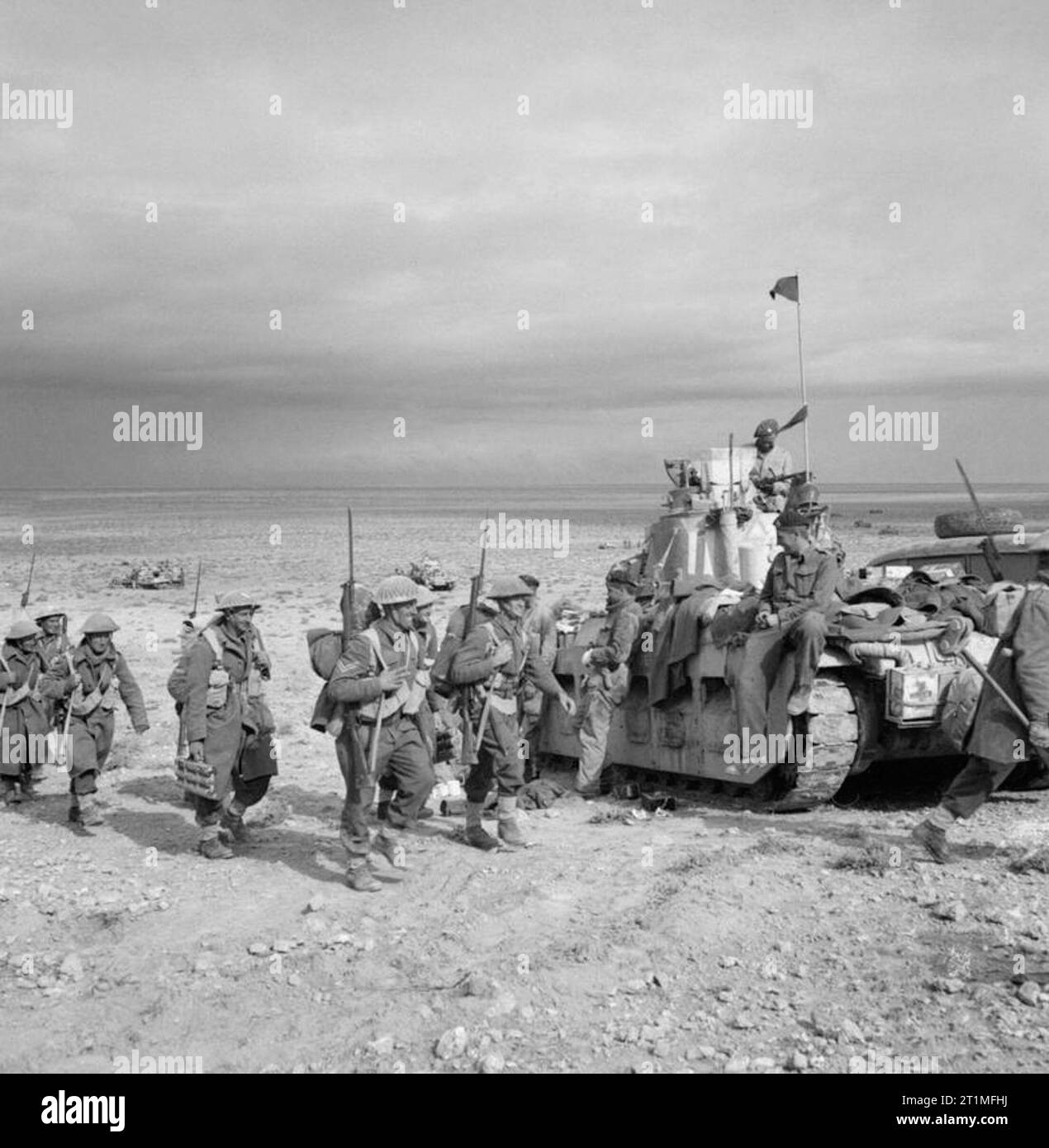 L'infanterie de la 2e division néo-zélandaise des liens avec Matilda chars de la garnison de Tobrouk lors de l'opération 'Crusader', la Libye, le 2 décembre 1941. Après certains des plus durs combats de la campagne d'infanterie Nord Arican, de la 2e division néo-zélandaise des liens avec Matilda chars de la garnison de Tobrouk. Les néo-zélandais avait combattu le long de la route côtière, pour soulager et mettre fin à l'Tobrouk huit mois de siège. Banque D'Images