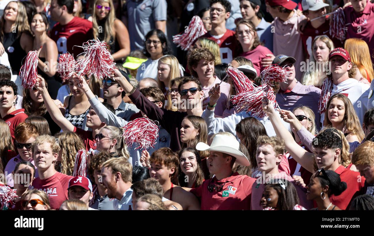 Alabama fans cheer during the second half of an NCAA college football game against Arkansas, Saturday, Oct. 14, 2023, in Tuscaloosa, Ala. (AP Photo/Vasha Hunt) Banque D'Images