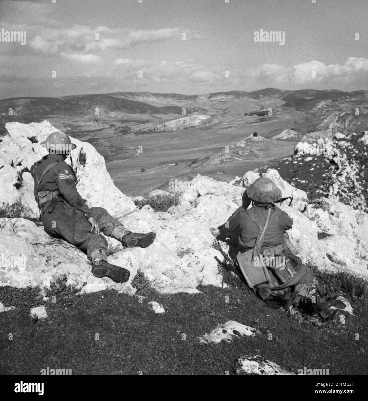 Deux soldats britanniques sur une colline et surveiller l'ennemi-ville occupée de mateur, Tunisie, 2 janvier 1943. Deux soldats britanniques sur une colline et surveiller l'ennemi-ville occupée de mateur, 2 janvier 1943. Banque D'Images