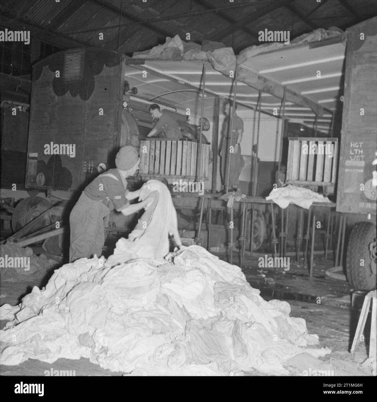 Bureau de la guerre Seconde Guerre mondiale Collection officielle, mettre les vêtements sales dans la machine à laver Banque D'Images