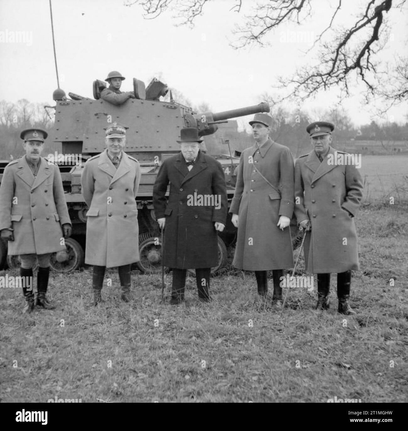 Winston Churchill Premier ministre 1940-1945 le Premier ministre a assisté à une démonstration de chars au cours de laquelle on lui a montré les capacités de divers véhicules blindés de combat au-dessus d'un pays accidenté près de Frensham, dans le Surrey. Avec lui se trouvaient le général W?adys?aw Sikorski, Premier ministre du gouvernement polonais en exil et C-in-C des forces armées polonaises, et le général Charles de Gaulle, C-in-C des forces françaises libres. La 2e brigade blindée ; la 11e Royal Horse Artillery ; le 76e Régiment antichar, Royal Artillery ; le 10e Hussars ; le 9e Lancers; Queen's Bays, Royal Horse Artillery ; 1st Battalion, RIF Banque D'Images