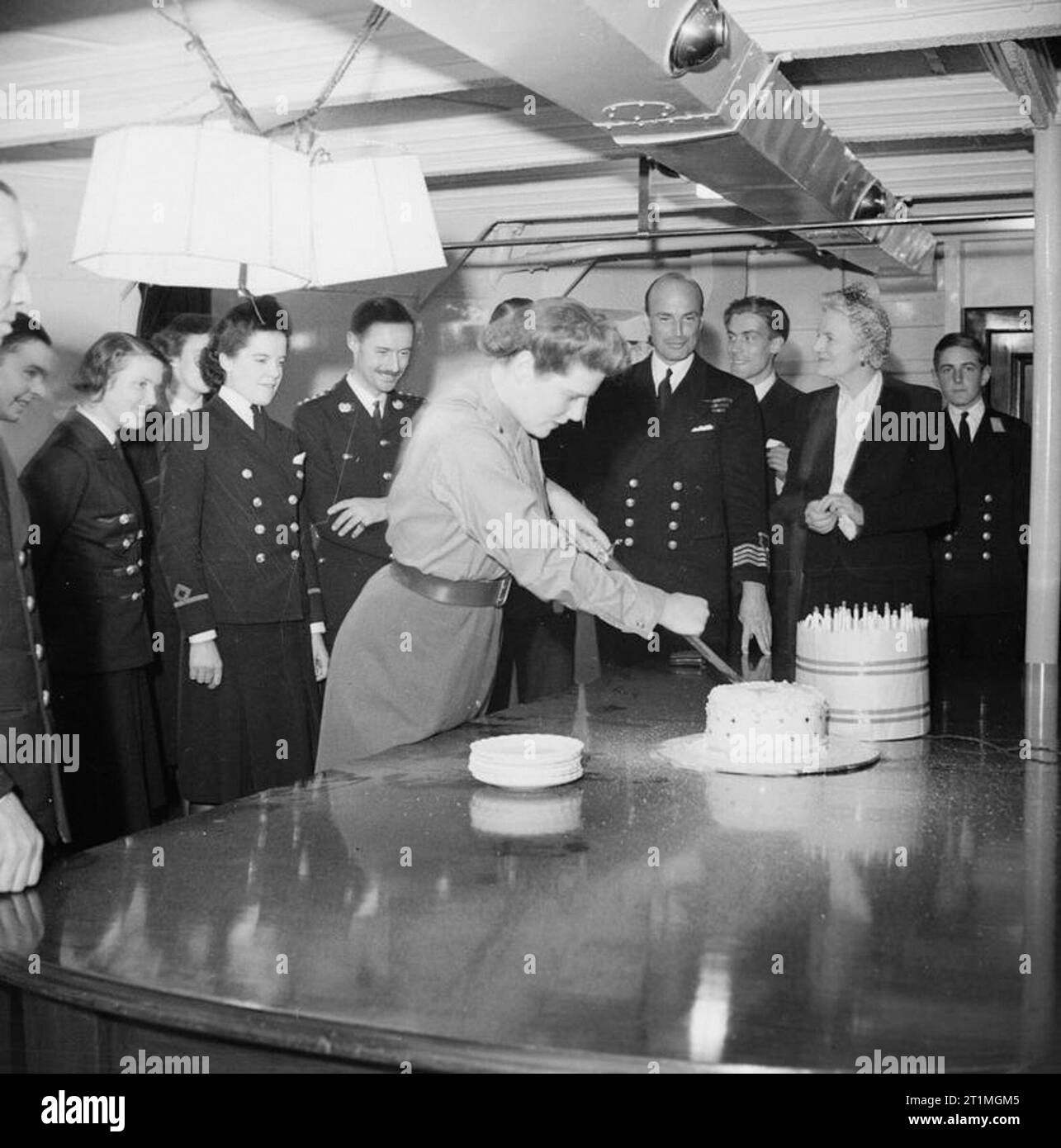 Winston Churchill pendant la Seconde Guerre mondiale, le Premier ministre britannique Winston Churchill, la fille de Marie, dans un gâteau pour célébrer son 21e anniversaire avec un aspirant de dirk à bord du HMS Renown, le 15 septembre 1943. Elle, avec sa mère et son père, revenait des USA et Canada au Royaume-Uni. Les membres du WRNS, qui a travaillé comme agents de Cypher sur le navire, autour de la table, tout comme la mère de Mary, Clementine, qui peut être vue sur la droite. Banque D'Images