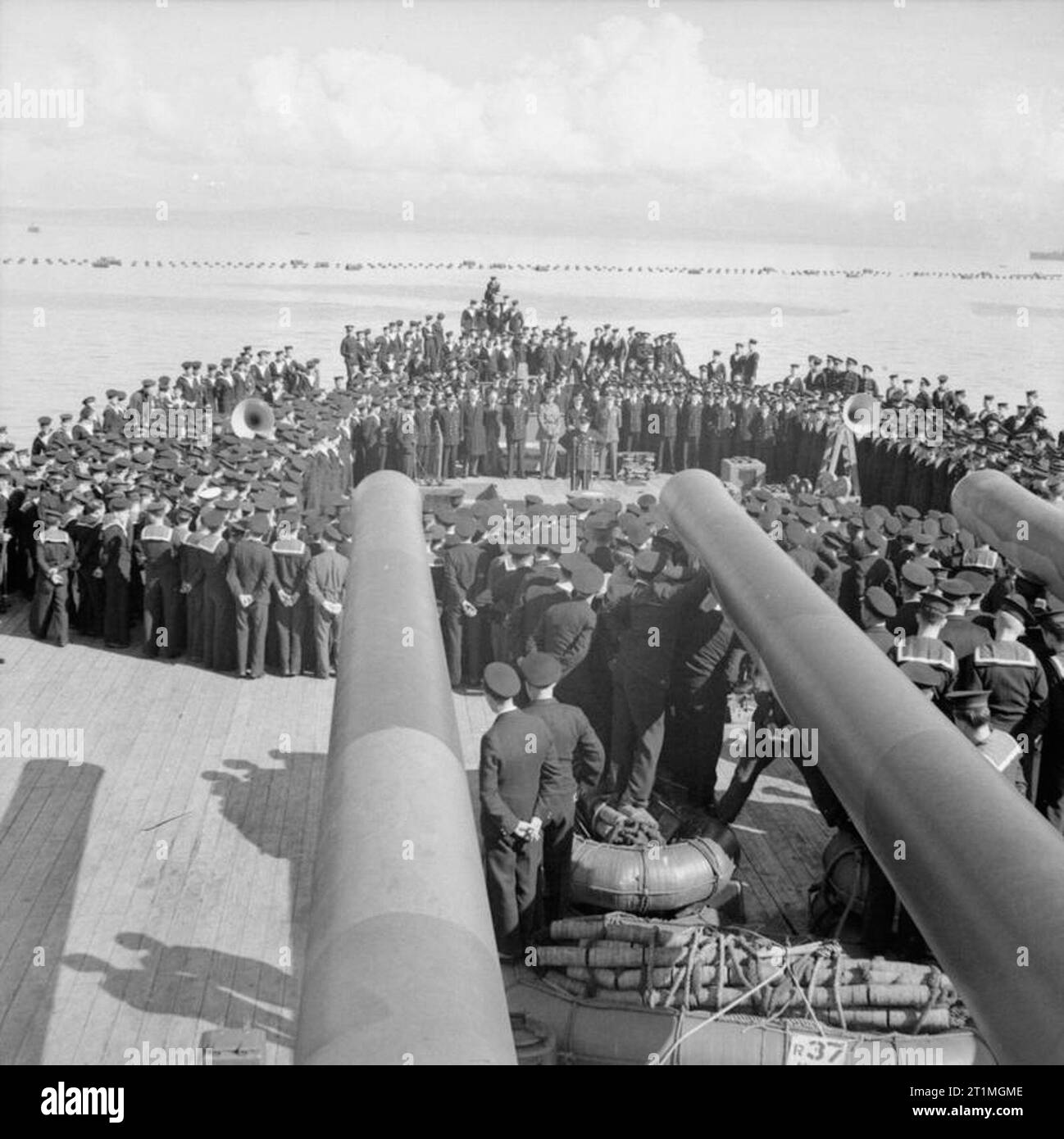 Winston Churchill pendant la Seconde Guerre mondiale, le Premier ministre britannique Winston Churchill traite de l'équipage du HMS PRINCE DE GALLES après le retour du navire au Royaume-Uni le 19 août 1941 à la suite de la Conférence de l'Atlantique avec le président américain Franklin D. Roosevelt à bord du USS Augusta. Banque D'Images