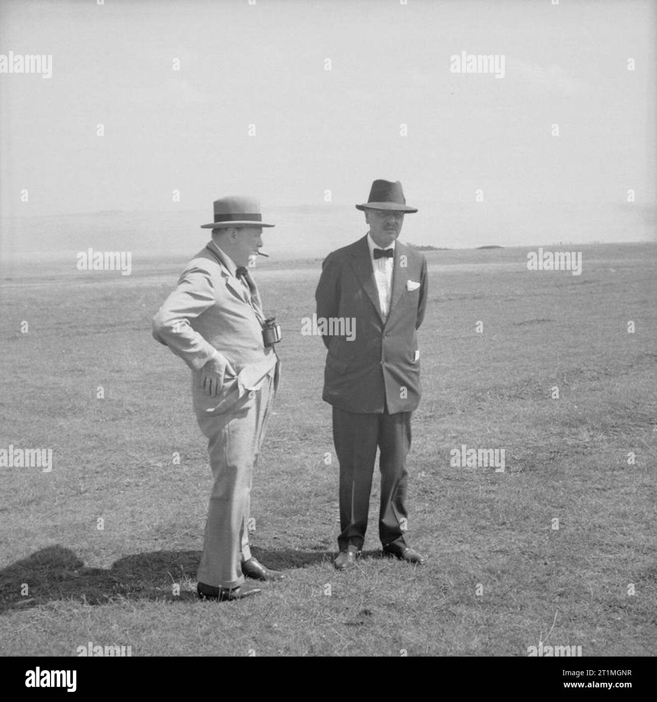 Winston Churchill pendant la Seconde Guerre mondiale au Royaume-Uni le premier ministre britannique Winston Churchill se trouve à côté de son frère, le Major John (Jack) Churchill, au cours d'une visite à Southern Command, en Angleterre, le 25 juillet 1941. Banque D'Images