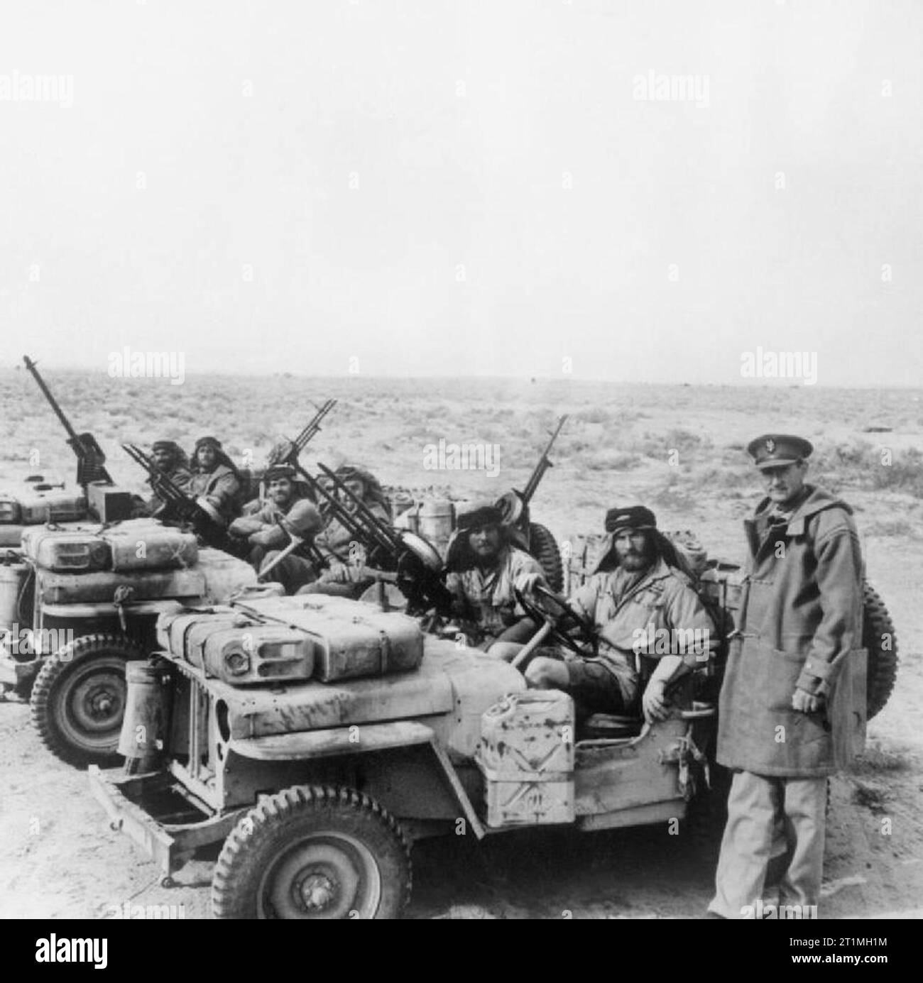 Le Colonel David Stirling, fondateur de le Special Air Service, avec une patrouille en jeep SAS en Afrique du Nord, 18 janvier 1943. L'offensive de l'axe 1941 - 1942 : Une jeep du Special Air Service de patrouille est accueilli par son commandant, le Colonel David Stirling, à son retour du désert. Banque D'Images