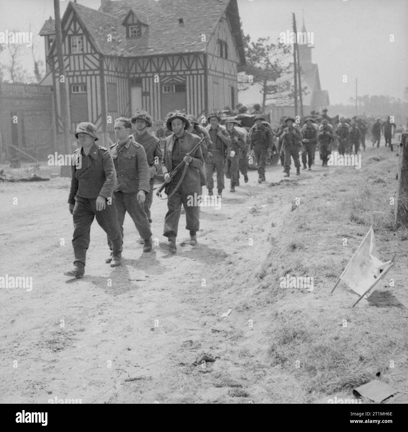 Jour J - Forces britanniques lors de l'invasion de la Normandie 6 juin 1944 des prisonniers allemands sont escortés à la brèche d'Hermanville par des hommes du 2nd King's Shropshire Light Infantry, 6 juin 1944. Banque D'Images