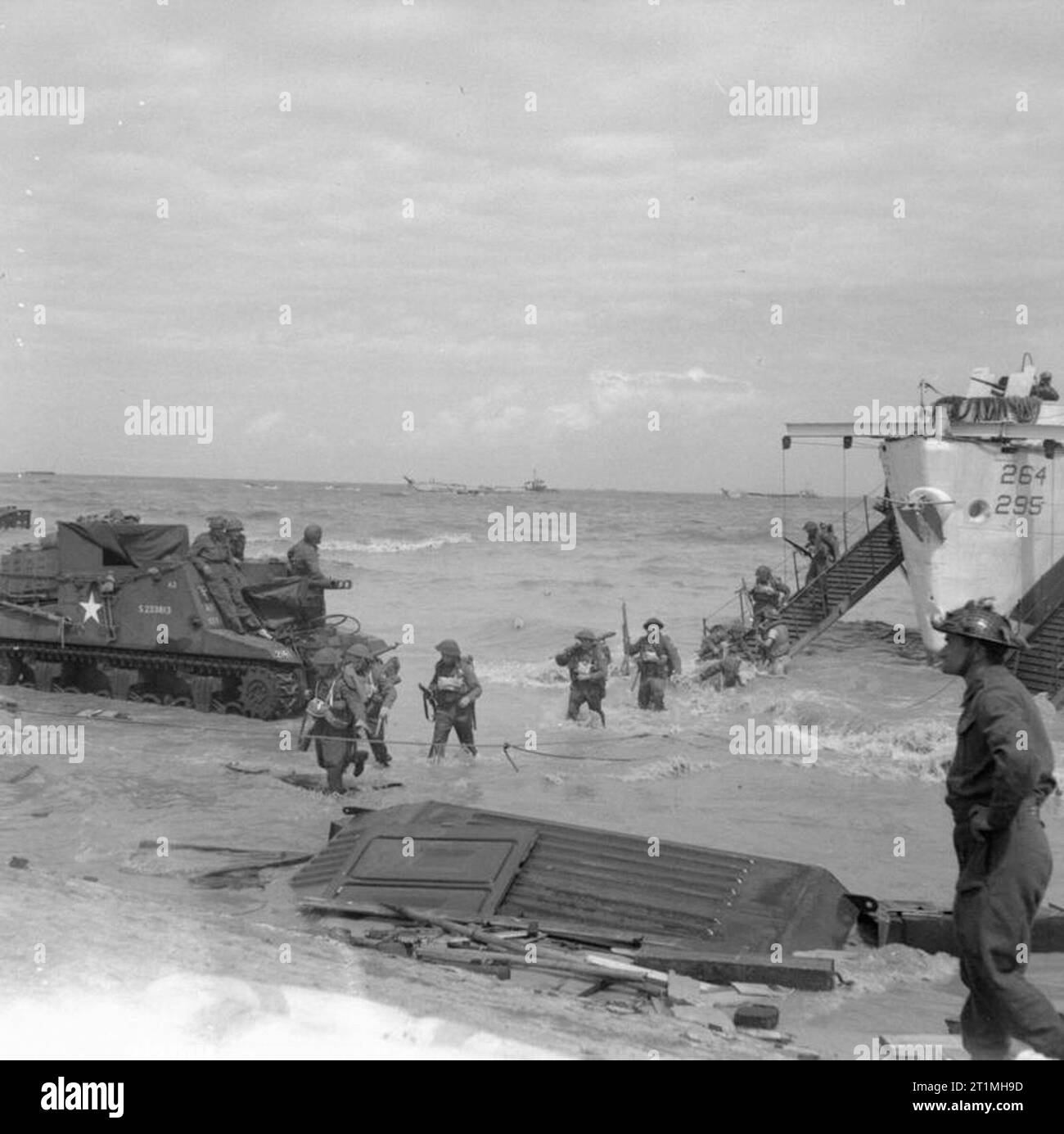 D-Day - Les Forces britanniques lors de l'invasion de la Normandie le 6 juin 1944 des troupes du 50e division à venir à terre d'un contrôleur LSI(L), d'or, 6 juin 1944. Un Sexton 25pdr canon automoteur de 147e Régiment (Essex Yeomanry), 56e Brigade d'infanterie, peut être vu sur la gauche. Banque D'Images