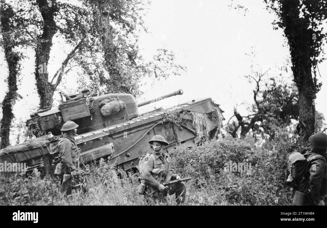 Un char Churchill de 7e Royal Tank Regiment, 31e Brigade de chars, l'infanterie l'appui de 8e Royal Scots durant l'opération "Epsom", Normandie, 28 juin 1944. Un char Churchill de 7e Royal Tank Regiment, 31e Brigade de chars, l'infanterie l'appui de 8e Royal Scots durant l'opération "Epsom", 28 juin 1944. Banque D'Images