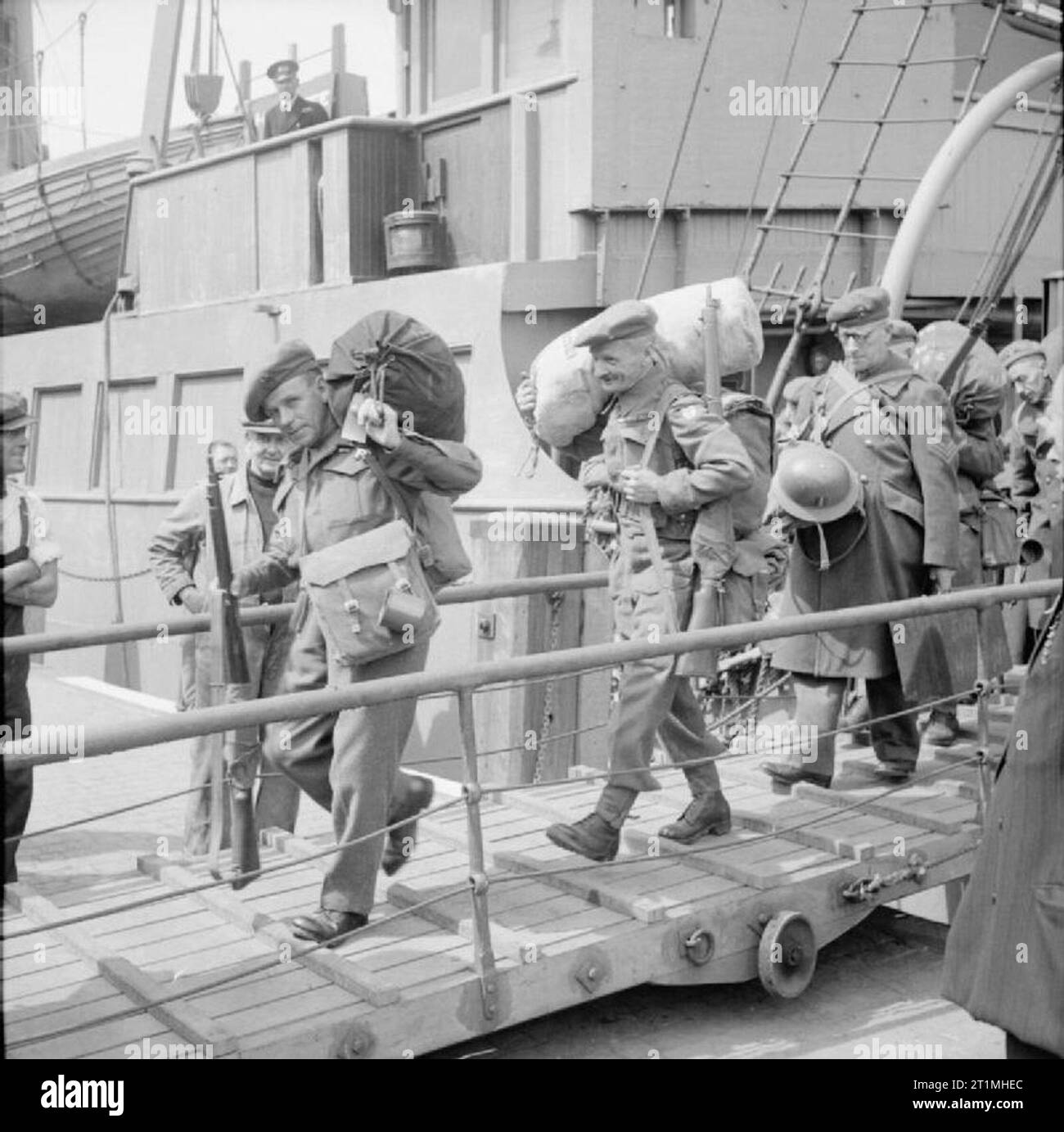 La démobilisation de l'armée britannique de Douvres, projet de loi privé Krepper (milieu) du Corps d'un Pionnier débarque à bord. Banque D'Images