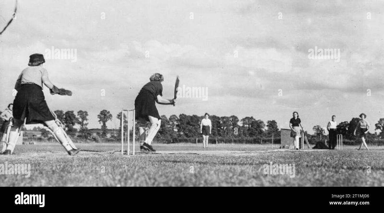 Sport et loisirs pendant la Seconde Guerre Mondiale Une partie de cricket en cours entre les roitelets du balancier, HMS Somerset Henstridge et HMS OSPREY, Yeovilton. Banque D'Images