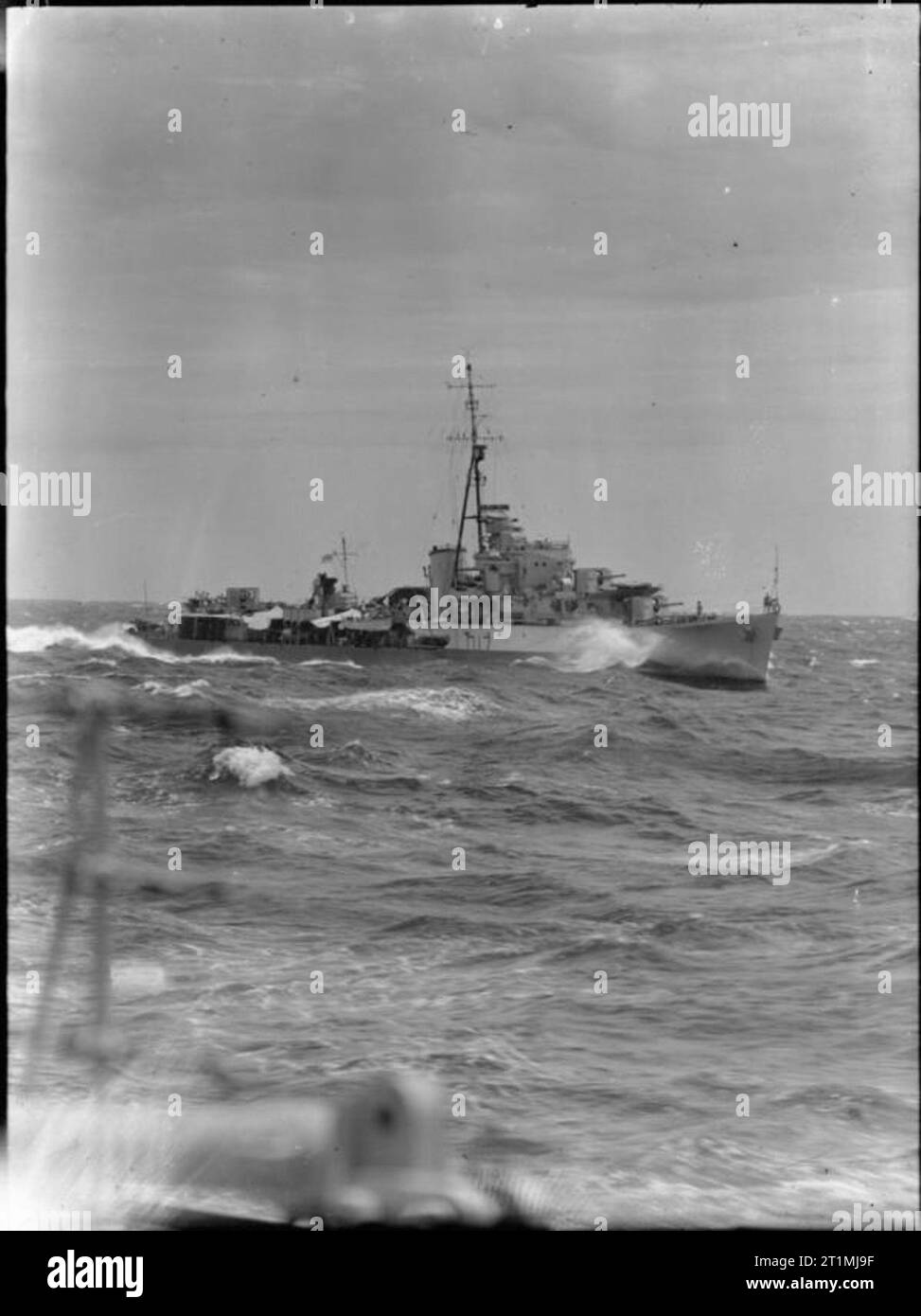 La flotte britannique du Pacifique 1944-1945 QUADRANT HMS en cours en mer agitée. Le navire d'abord été exploité sous le numéro de coque G11, mais a été transféré à la flotte britannique du Pacifique en 1945. À ce titre, elle, comme d'autres destroyers, a changé son numéro à un fanion en vertu de la d'un drapeau (dans ce cas D17) afin de les mettre en conformité avec le style de la marine des États-Unis. Banque D'Images