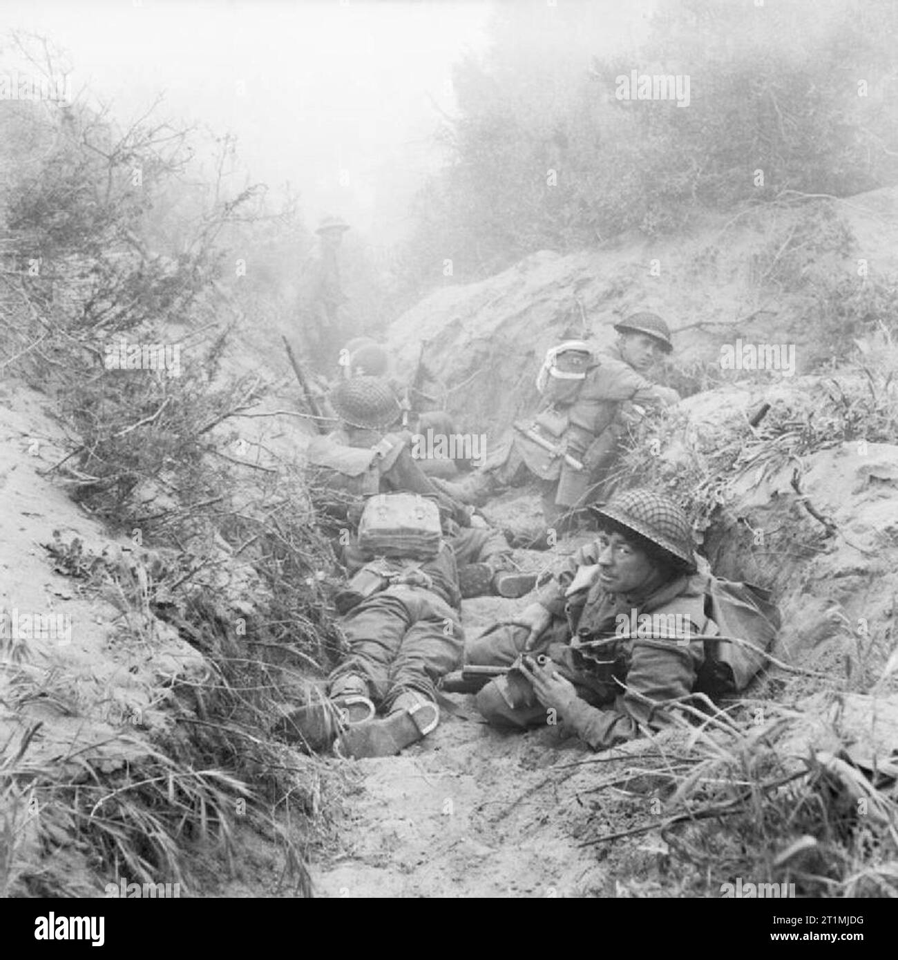 Les hommes du 7e Régiment de Cheshire, 5ème Division d'infanterie's Machine Gun Battalion, dans une tranchée de communication allemandes capturées au cours de l'offensive à Anzio, Italie, 22 mai 1944. Les hommes du 7e Régiment de Cheshire, 5ème Division d'infanterie's Machine Gun Battalion, dans une tranchée de communication allemandes capturées au cours de l'offensive à Anzio, 22 mai 1944. Banque D'Images