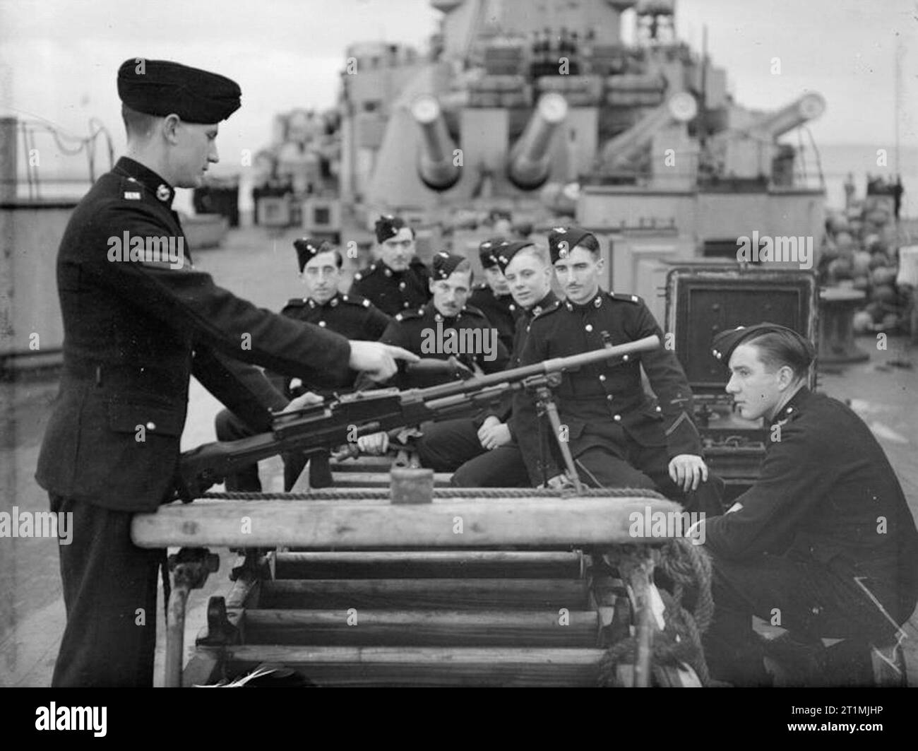 Les Royal Marines. Avec les Royal Marines de la Home Fleet, octobre et novembre 1942. La Marine moderne devrait avoir une connaissance pratique de tous les types d'arme, de la carabine de calibre .303 jusqu'à 16 pouces. Un caporal explique le fonctionnement d'une mitrailleuse légère Bren à une classe de marines à bord du HMS Howe. Banque D'Images