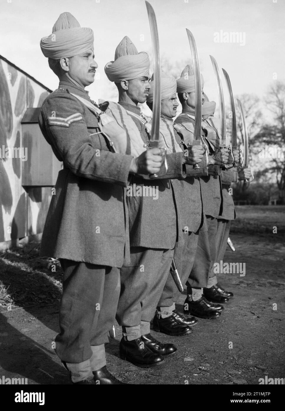 Les gestionnaires de la Mule Indien Royal Army Service Corps défilent avec des épées nues, 16 novembre 1940. Les gestionnaires de la Mule Indien Royal Army Service Corps défilent avec des épées nues, 16 novembre 1940. Banque D'Images