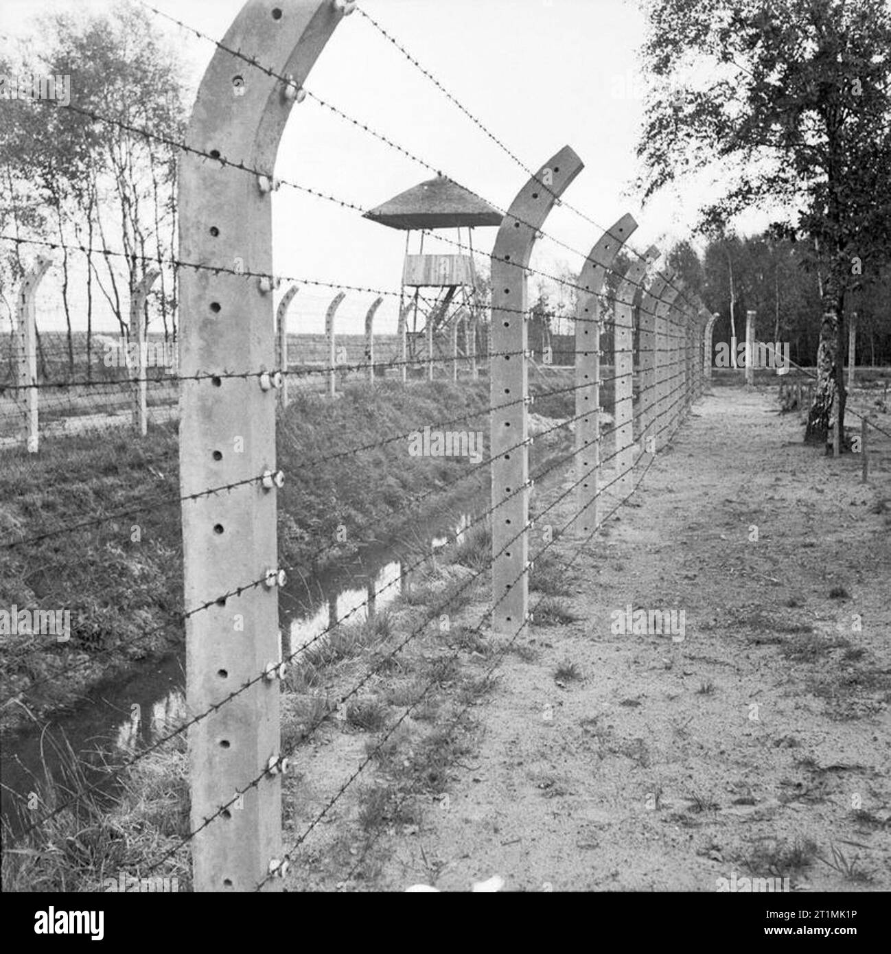 La persécution nazie : Le Camp de concentration de Vught chargée électriquement les barbelés autour de Vught camp de concentration près de Hertogenbosch en Hollande. Banque D'Images