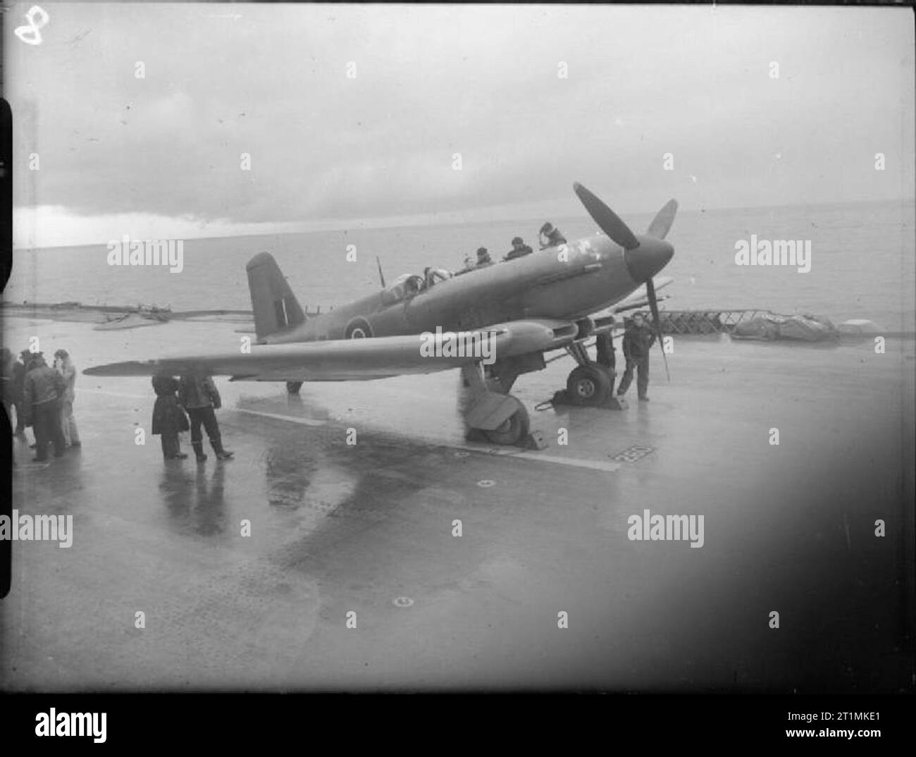 La Royal Navy pendant la Seconde Guerre mondiale au cours de la vérification mécanique Blackburn Firebrand des avions d'attaque de la marine après un procès à l'atterrissage à bord du HMS Illustrious dans la Clyde. Banque D'Images