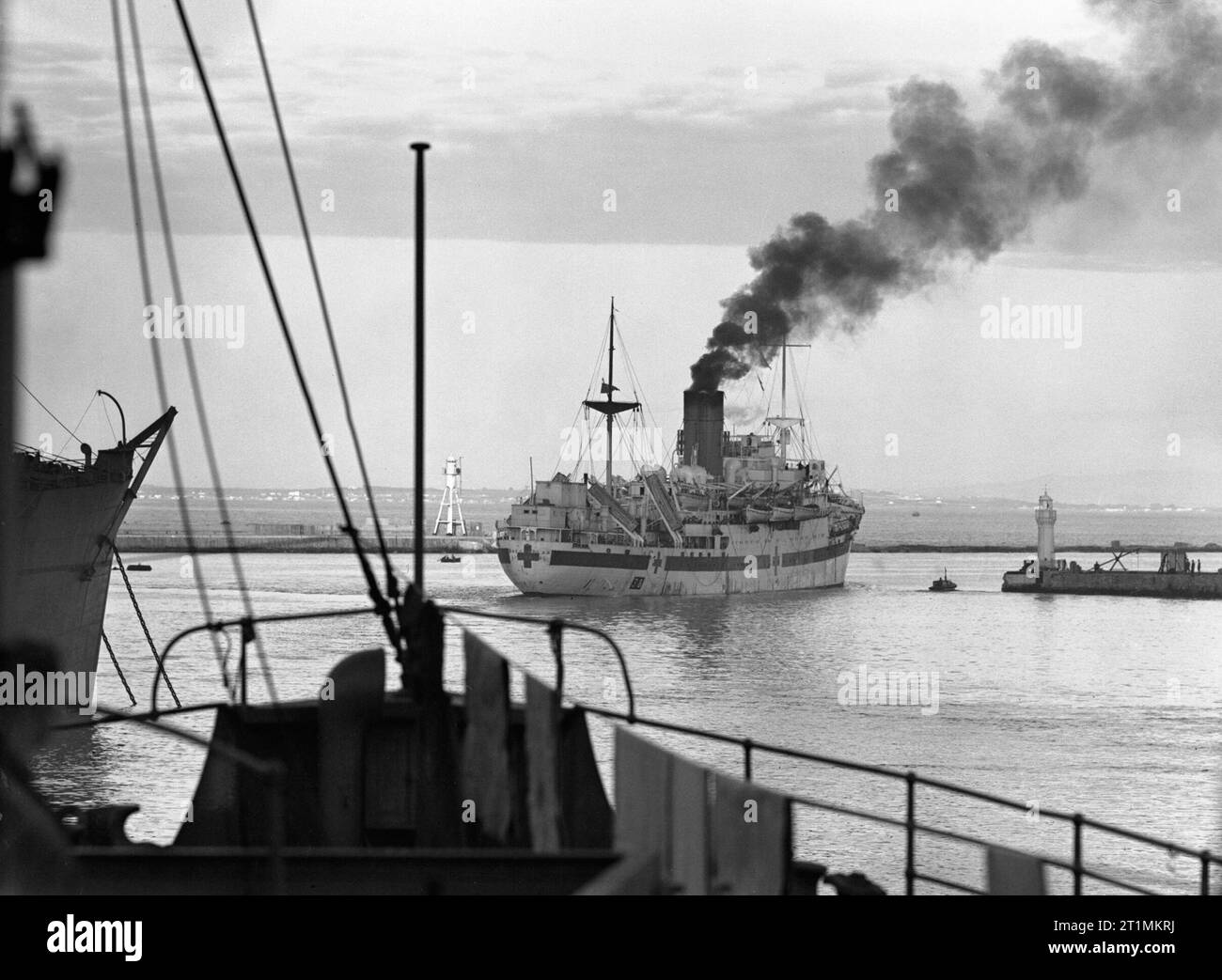 La Royal Navy pendant la Seconde Guerre mondiale, le navire-hôpital britannique Terre-neuve quitter Alger port. Banque D'Images