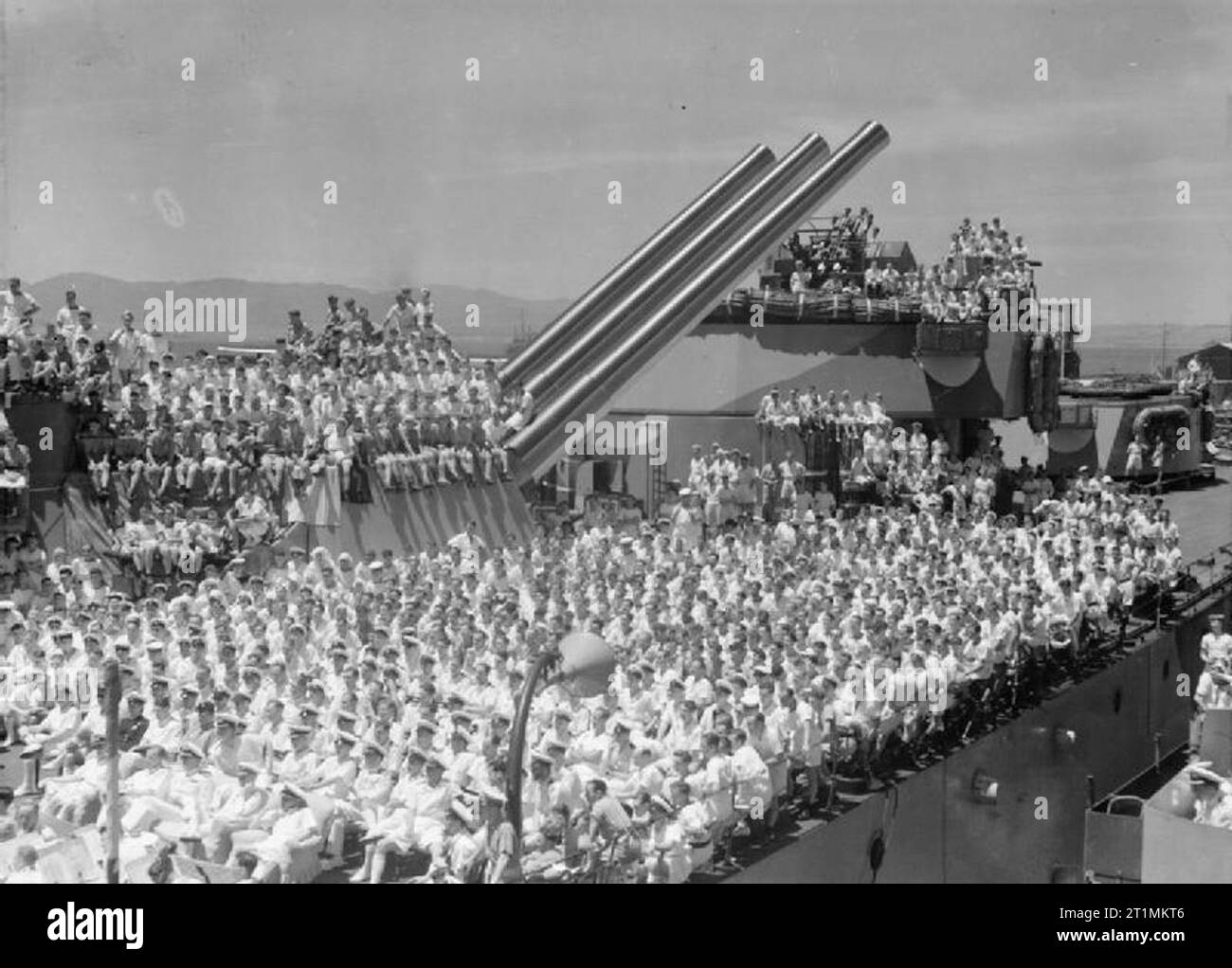 La Royal Navy pendant la Seconde Guerre mondiale vue générale à bord du HMS NELSON à l'occasion de la visite de l'ENSA (Entertainments National Service Association) Show 'Spring' parti lorsque le navire était à Gibraltar. La plate-forme et des tourelles de 16 pouces sont entassés avec des marins en regardant le spectacle, les artistes sont hors de vue. Le spectacle joué Beatrice Lillie, Leslie Henson et Vivien Leigh. Banque D'Images
