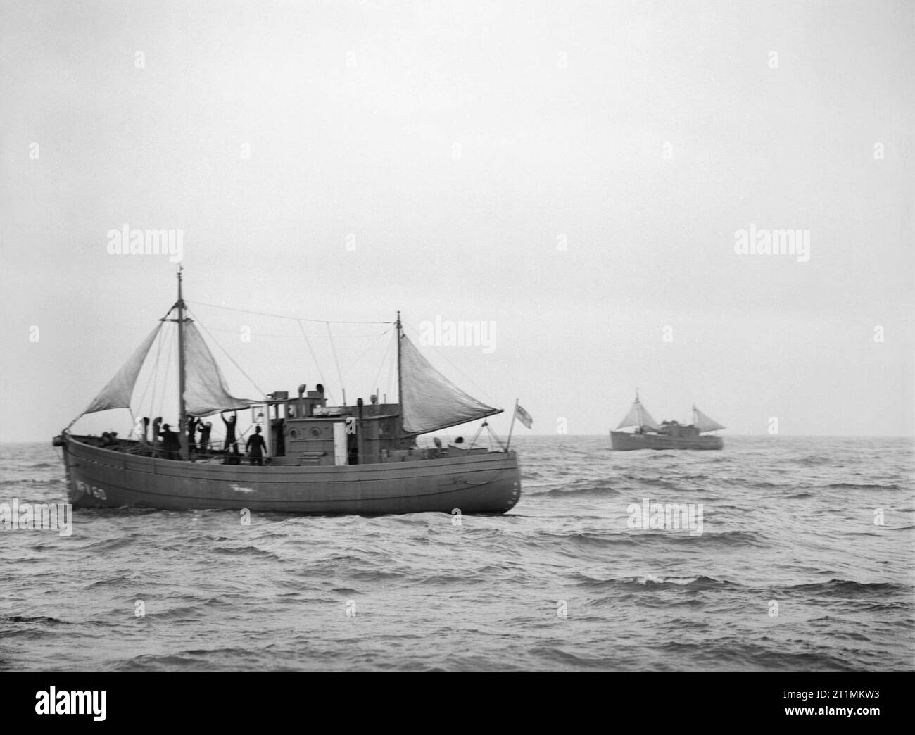 La Royal Navy pendant la Seconde Guerre mondiale Deux MVF craft en cours, y compris 60 MFV. Ils était deux de quinze navires peu qui étaient les seuls navires de guerre dans la Marine royale à toujours utiliser des voiles. Les voiles étaient utilisés pour des fins purement stabilisatrice et ont été combinées avec un nouveau type de moteur à essence. Les bateaux de l'armement léger effectué, avait 60 pieds de long et ont été utilisés pour la défense portuaire, le convoyage de patrouille et des services dans les ports maritimes. Banque D'Images