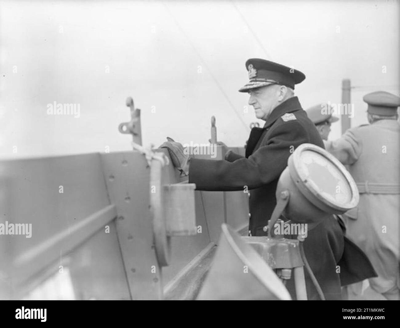 La Royal Navy pendant la Seconde Guerre mondiale, le premier seigneur de la mer, l'amiral de la Flotte sir Dudley Pound sur le pont de SS QUEEN MARY en route vers les USA avec Winston Churchill à bord. C'est l'une des dernières photos prises de Sir Dudley avant sa mort le 21 octobre 1943 à l'âge de 66 ans. Il est mort 17 jours après sa démission en tant que Premier Lord de l'après être tombé malade alors qu'avec M. Churchill au Québec réunions. Le retour en Angleterre, il a été transporté à l'Hôpital Maçonnique Royal. Londres, où il est resté jusqu'à sa mort. Banque D'Images