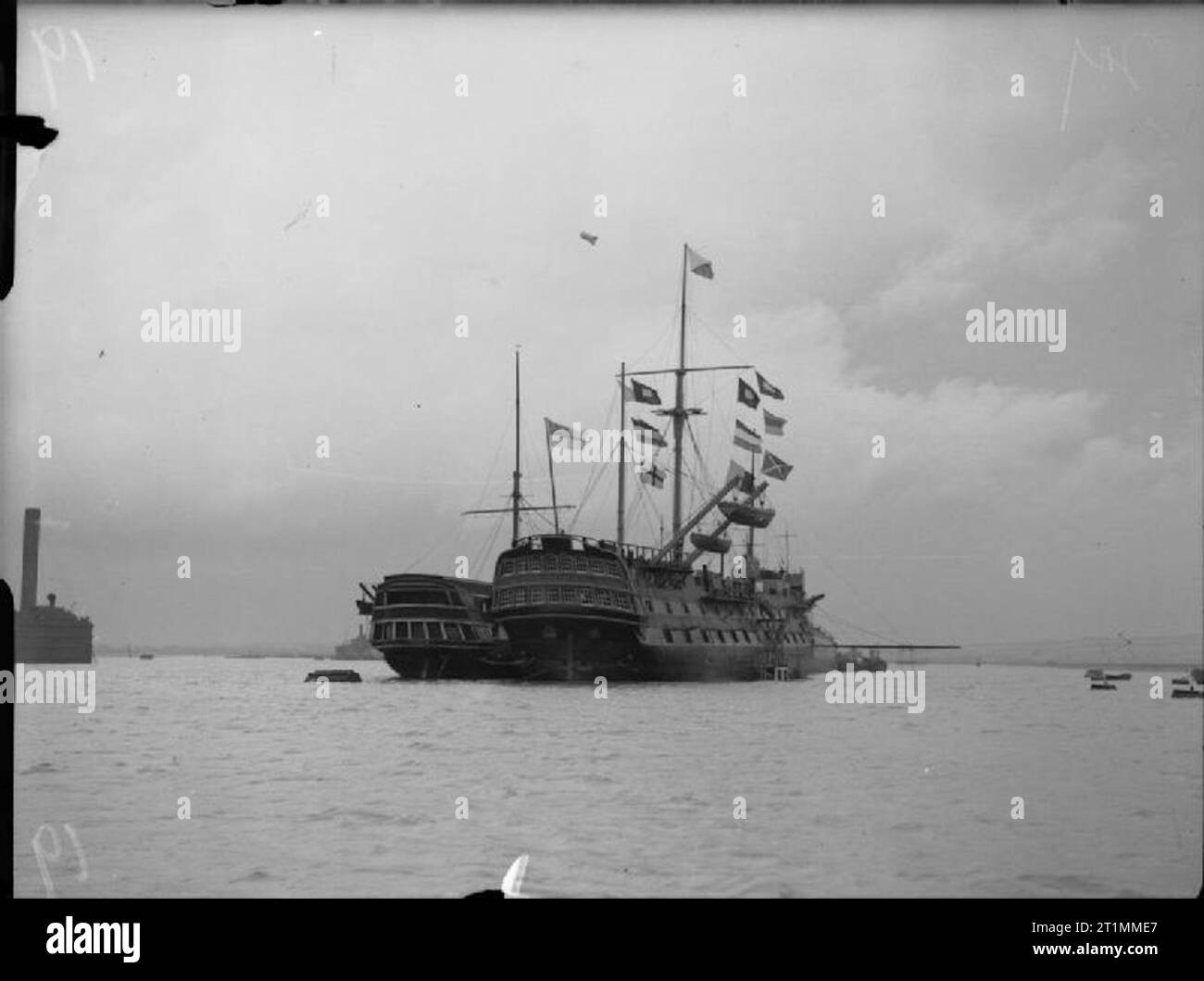 La Royal Navy pendant la Seconde Guerre mondiale vue du HMS FOUDROYANT battant la première partie de l 'historique de l'Angleterre s'attend à ce que...' signal sur Trafalgar Day. DUQUAY TROUIN, officiellement le HMS FOUDROYANT est le seul navire encore à flot qui ont combattu à Trafalgar et est maintenant utilisé comme un établissement de formation pour les cadets de la formation pour la direction générale des communications (visuelle) de la Royal Navy. Banque D'Images