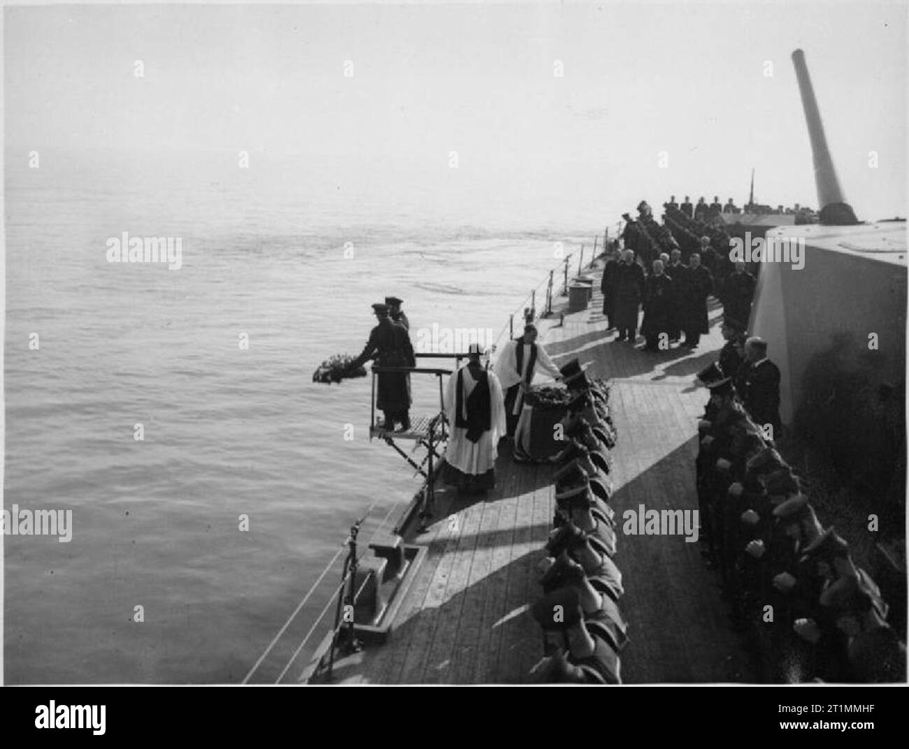 La Royal Navy pendant la Seconde Guerre mondiale, l'enterrement du Premier seigneur de la mer, l'amiral sir Dudley Pound. Les couronnes d'être jeté par-dessus bord par sir Dudley Pound's sons comme la marine dit adieu à Portsmouth. Le service est de prendre place à bord d'un croiseur, sur le côté de laquelle une petite plate-forme a été attaché et sur lesquels sont le livre se leva. Banque D'Images La Royal Navy pendant la Seconde Guerre mondiale, l'enterrement du Premier seigneur de la mer, l'amiral sir Dudley Pound. Les couronnes d'être jeté par-dessus bord par sir Dudley Pound's sons comme la marine dit adieu à Portsmouth. Le service est de prendre place à bord d'un croiseur, sur le côté de laquelle une petite plate-forme a été attaché et sur lesquels sont le livre se leva. Banque D'Images