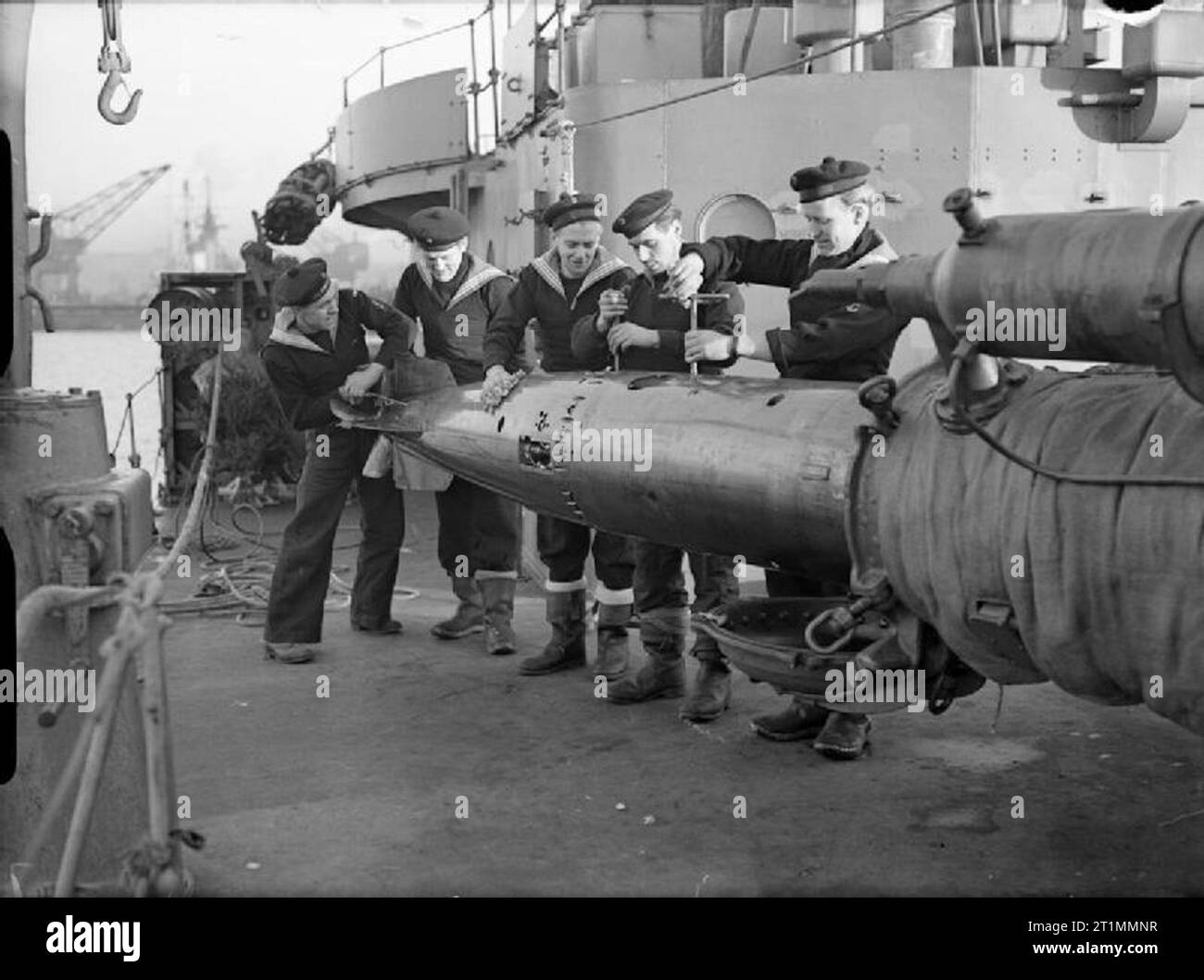 La Royal Navy pendant la Seconde Guerre mondiale pour se préparer à nouveau la mer, marins norvégiens la révision de nouvelles torpilles à bord du destroyer norvégien KNM STORD retour après son rôle dans le naufrage du SCHARNHORST. Banque D'Images