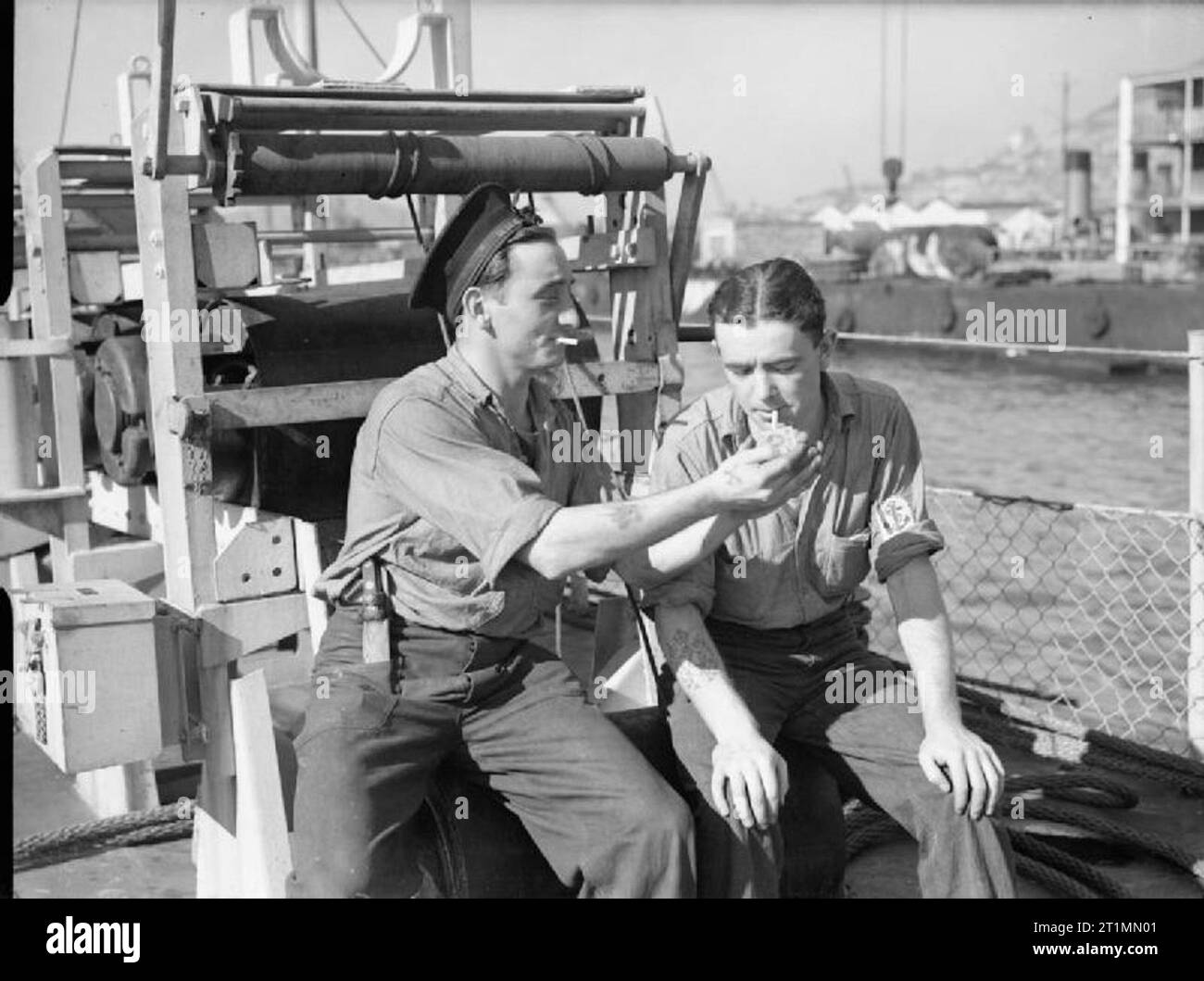 La Royal Navy pendant la Seconde Guerre mondiale, le matelot J Jackson, de Salford, Manchester, et le matelot de 1K Rainey de Northwood, Middlesex, le HMS AFFLECK prendre une pause pour fumer une cigarette pendant que le navire est amarré à Gibraltar. Banque D'Images