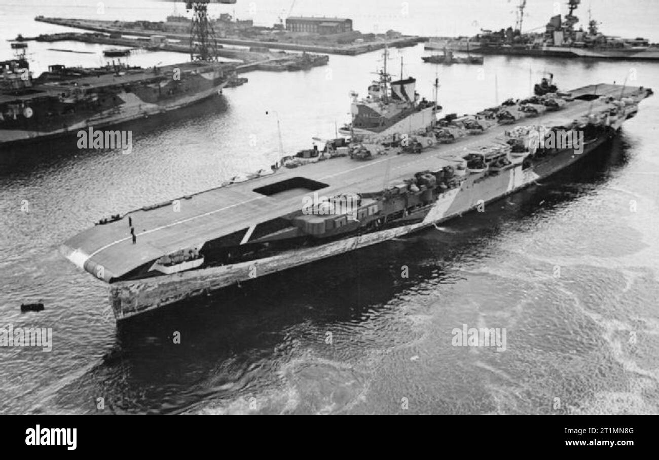 La Royal Navy pendant la Seconde Guerre mondiale, le porte-avions HMS indomptable, avec les avions Grumman Avenger sur le pont, vu du haut d'une grande grue qu'elle entre dans le bassin du Loch sur son chemin à pas de 2 Dry Dock à Rosyth Dockyard. Banque D'Images