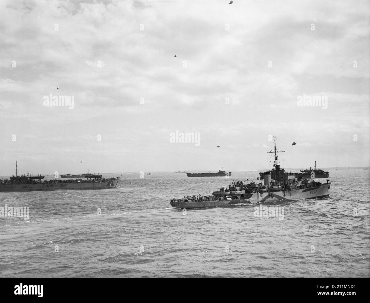 La Royal Navy pendant la Seconde Guerre mondiale, la frégate française la surprise la plus proche (caméra) couvrant les engins de débarquement comme ils ont fait pour les plages lointaines sur d jour au début du débarquement en Normandie. Banque D'Images