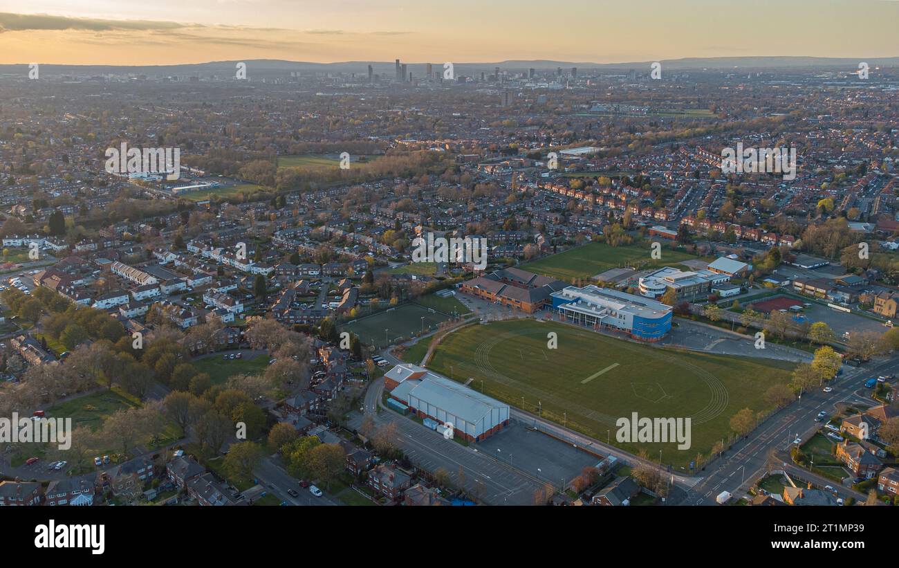 Une vue aérienne de Burnage Academy for Boys regardant vers le centre-ville de Manchester. Banque D'Images