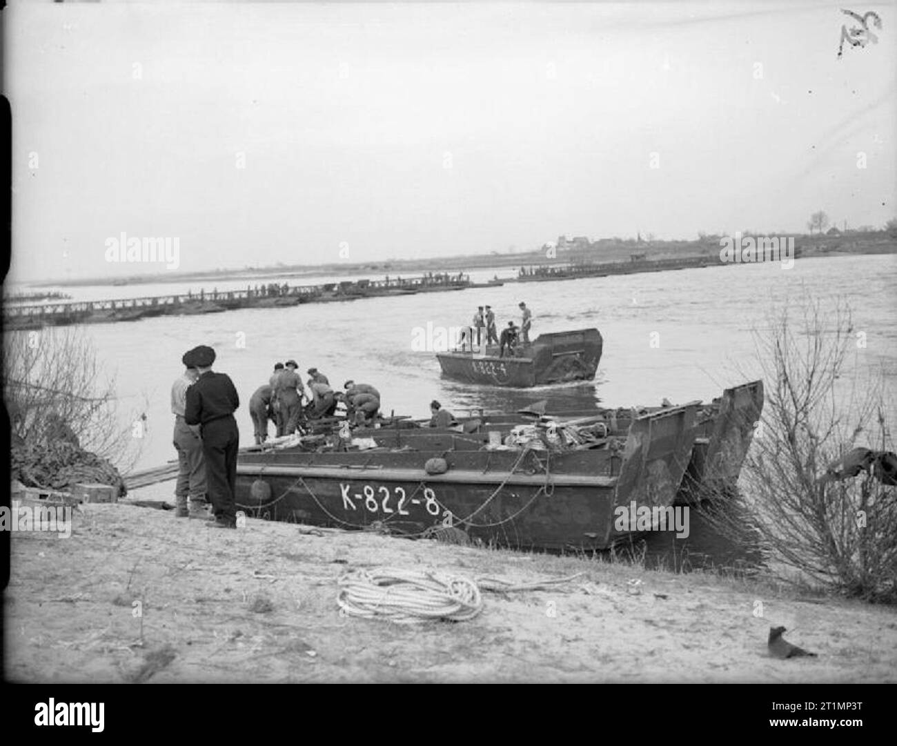 La Royal Navy pendant la Seconde Guerre mondiale débarquement naval sur le Rhin avec, en arrière-plan, le premier pont réalisé dans le secteur britannique, au-dessous de Xanten. Cette olcab "Royal Navy"- mobile landing craft de base avancée - joue un rôle important dans l'armée de passage du Rhin. Banque D'Images