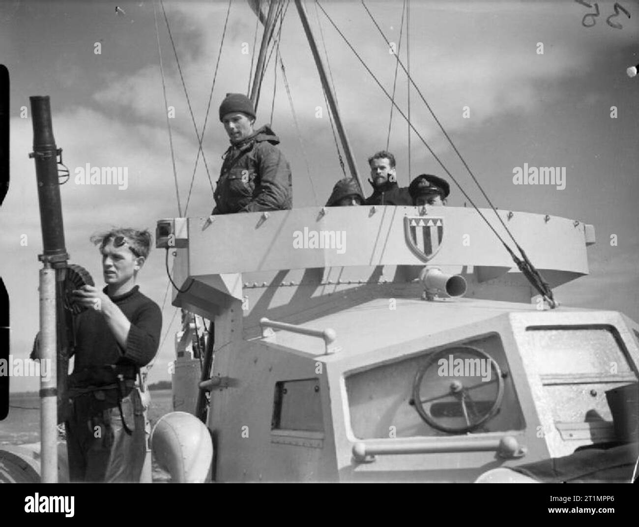 La Royal Navy pendant la Seconde Guerre Mondiale Une partie de l'équipage sur le pont d'un MTB comme la flottille prend la mer de Felixstowe. L'un des hommes est juste un magazine d'une mitrailleuse Lewis. Banque D'Images