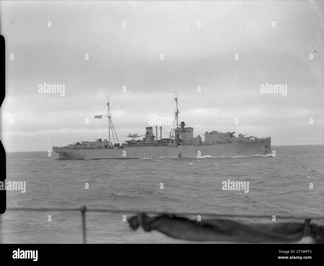 La Royal Navy pendant la Seconde Guerre mondiale (FCS) Navire de combat catapulte et avions anti navire, le HMS SPRINGBANK, en cours en mer au cours d'un convoi. Banque D'Images