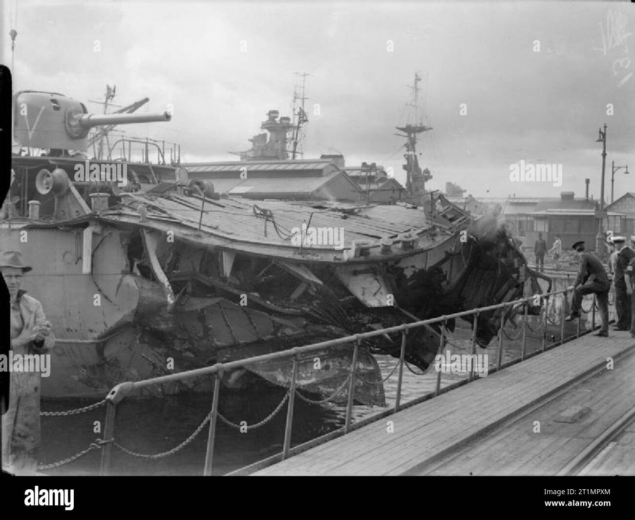 La Royal Navy pendant la Seconde Guerre mondiale près de dommages à l'arrière du navire qui ARIGUANI catapulte a été frappé par une torpille mais néanmoins atteint port en toute sécurité pour les réparations. Banque D'Images