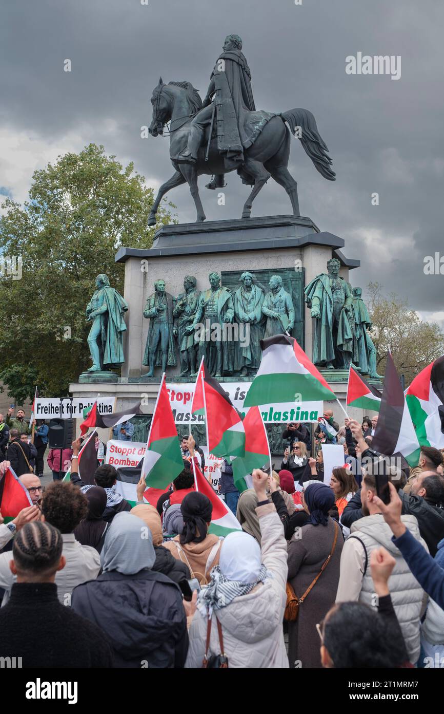 Une manifestation de solidarité pour Israël et un deuxième rassemblement de Palestiniens contre le bombardement de Gaza ont eu lieu à Heumarkt à Cologne Banque D'Images