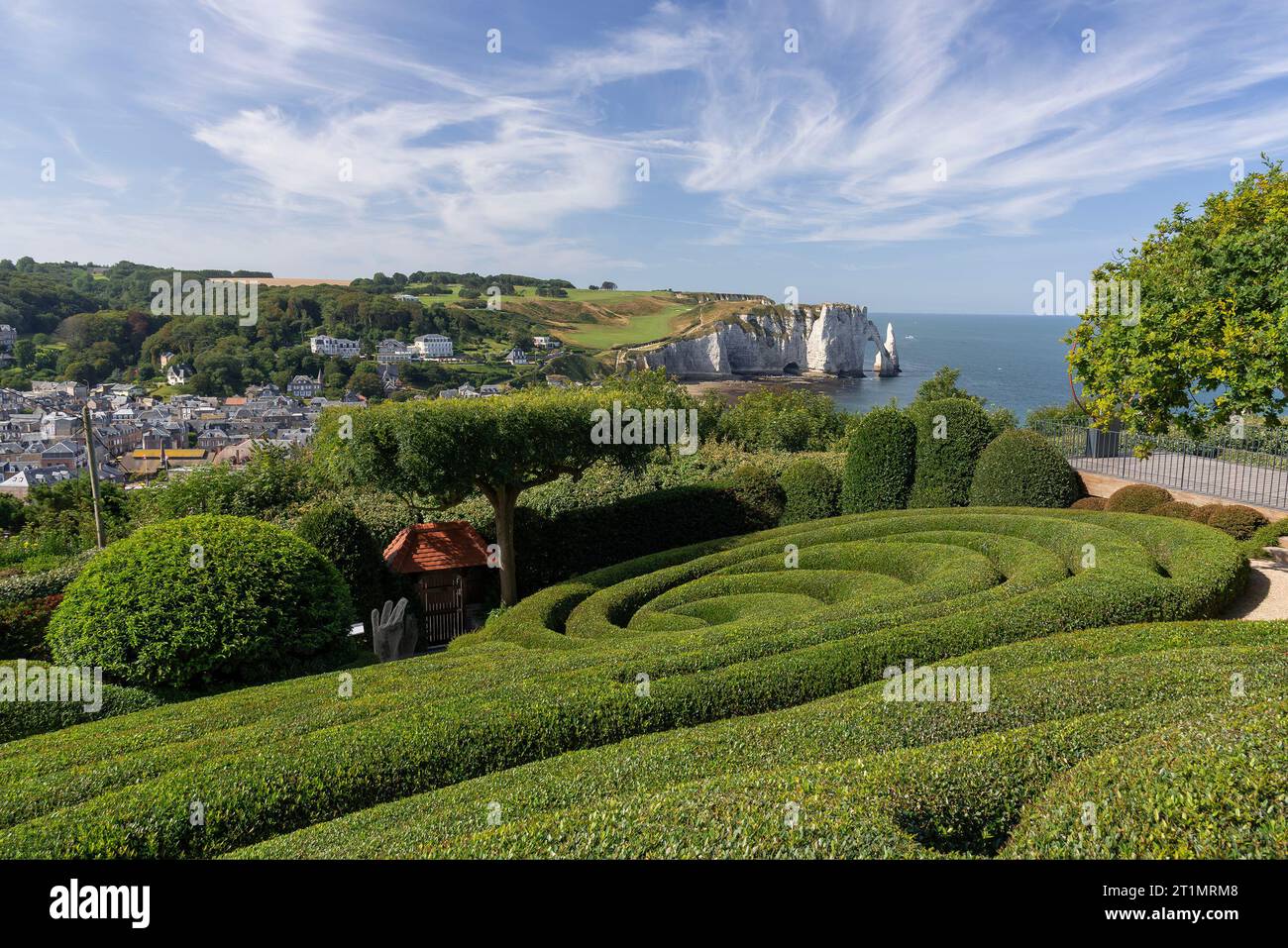 Vue sur les falaises de craie depuis les jardins d'Etretat Banque D'Images