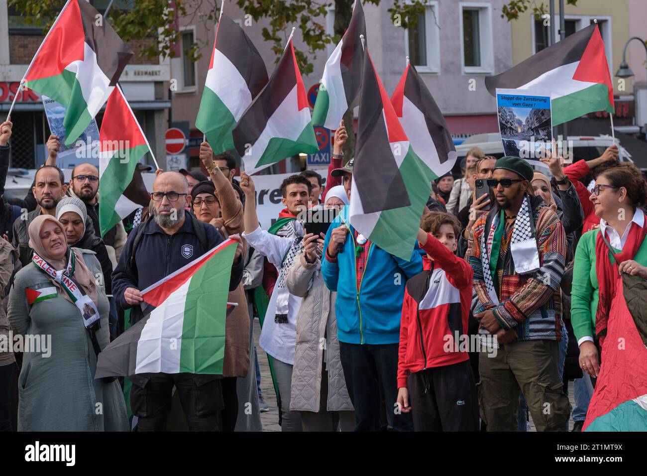 Une manifestation de solidarité pour Israël et un deuxième rassemblement de Palestiniens contre le bombardement de Gaza ont eu lieu à Heumarkt à Cologne Banque D'Images
