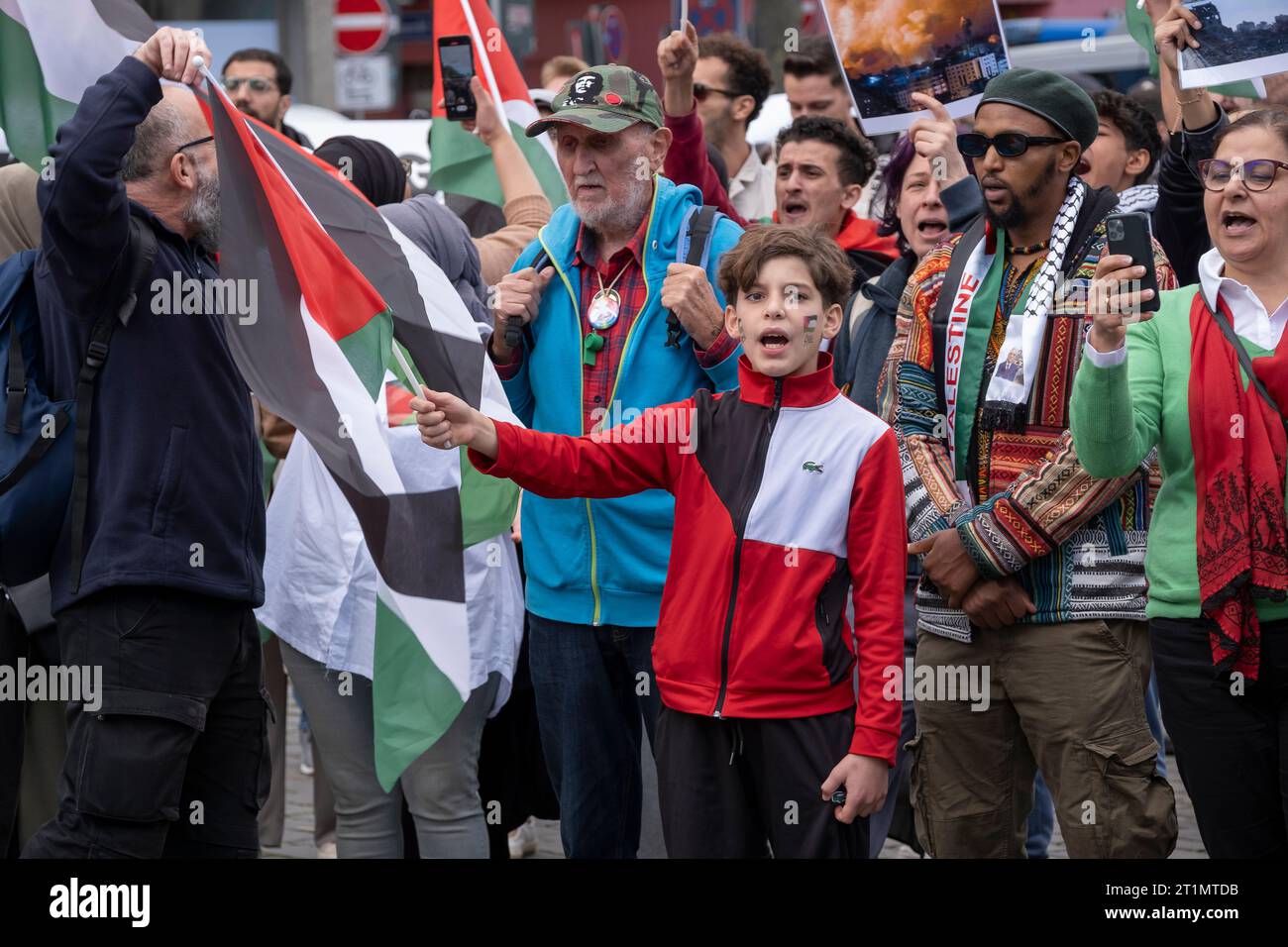 Une manifestation de solidarité pour Israël et un deuxième rassemblement de Palestiniens contre le bombardement de Gaza ont eu lieu à Heumarkt à Cologne Banque D'Images