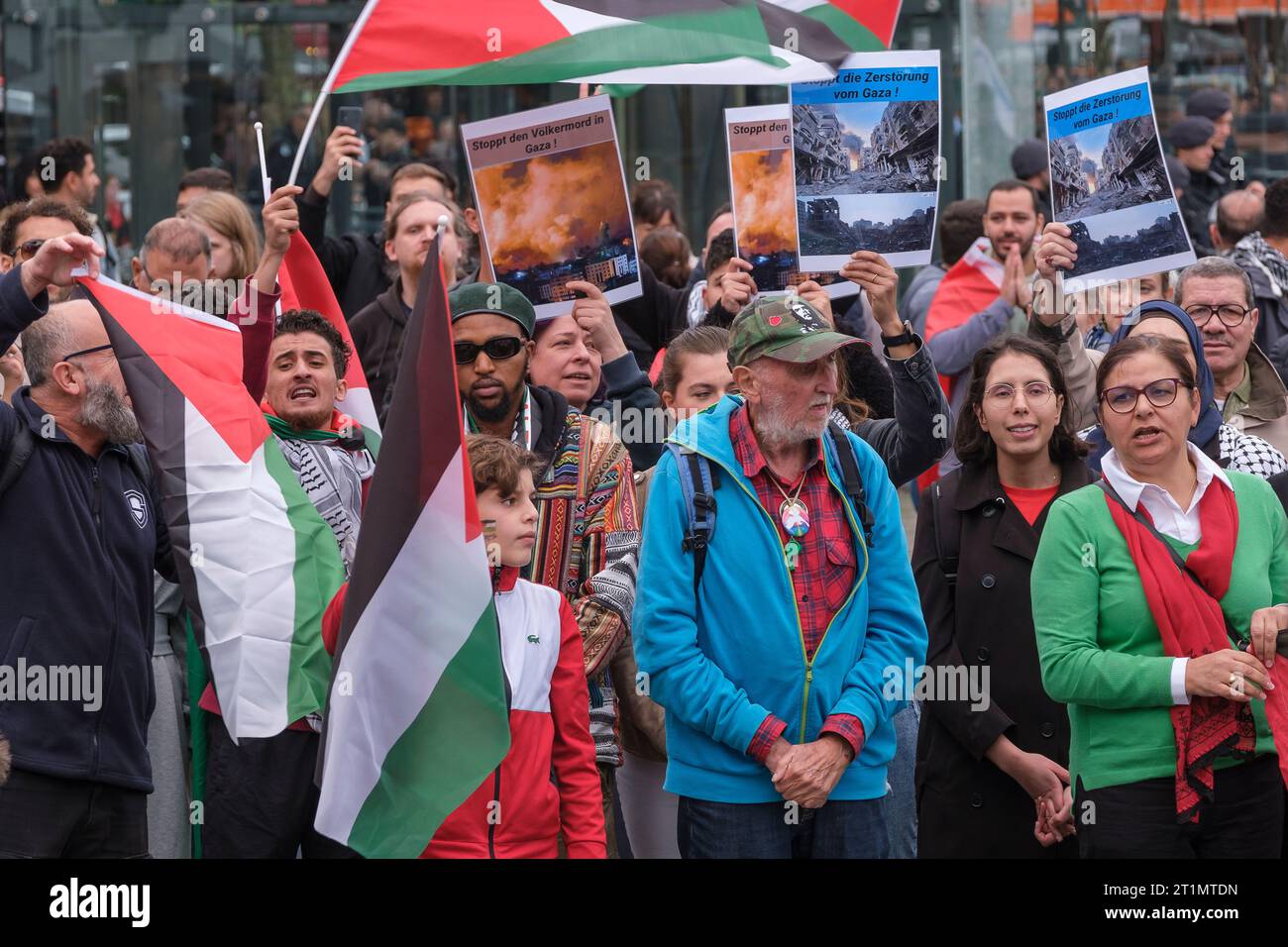 Une manifestation de solidarité pour Israël et un deuxième rassemblement de Palestiniens contre le bombardement de Gaza ont eu lieu à Heumarkt à Cologne Banque D'Images