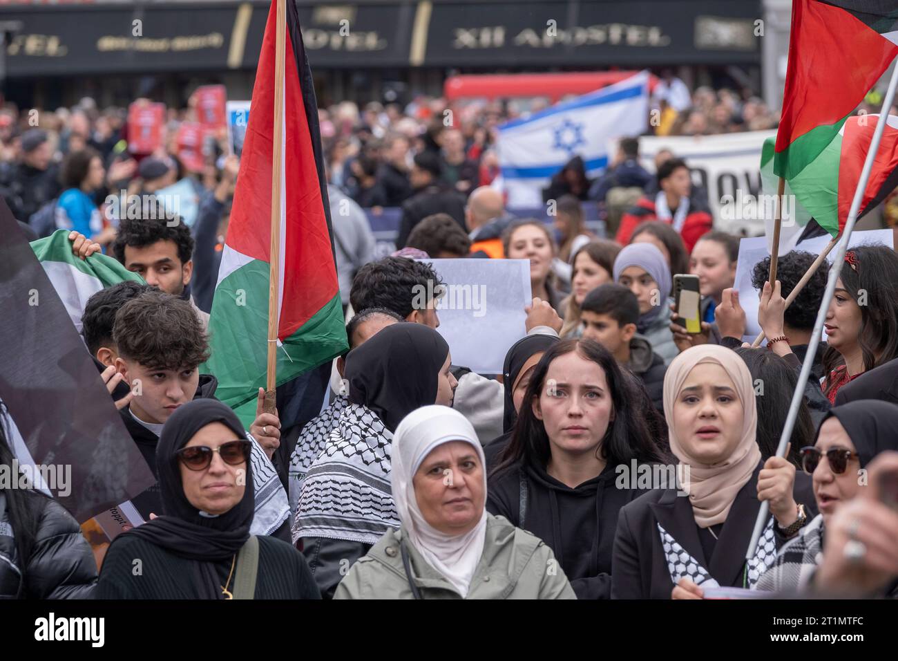 Une manifestation de solidarité pour Israël et un deuxième rassemblement de Palestiniens contre le bombardement de Gaza ont eu lieu à Heumarkt à Cologne Banque D'Images
