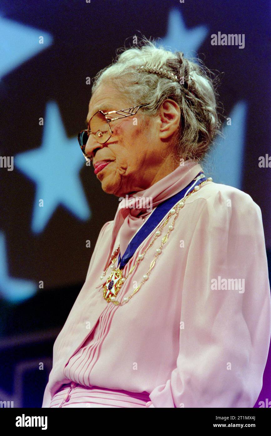 Rosa Parks, militante des droits civiques, portant sa médaille de la liberté, est présentée au public par le président américain Bill Clinton lors du 26e dîner de gala annuel du Congressional Black Caucus, le 14,1996 septembre à Washington, D.C. l'événement honora la légende des droits civiques 40 ans après qu'elle a refusé de quitter une section réservée aux blancs sur un bus de Montgomery City. Banque D'Images