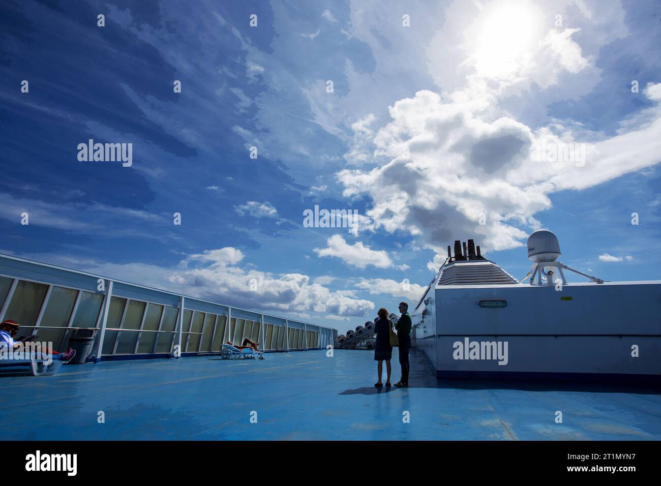 09-22-2015 Palermo-Genova, Italie. Sur le ferry Sicile (Palerme) - Genova personnes bronzer ou se détendre sur le bureau haut Banque D'Images