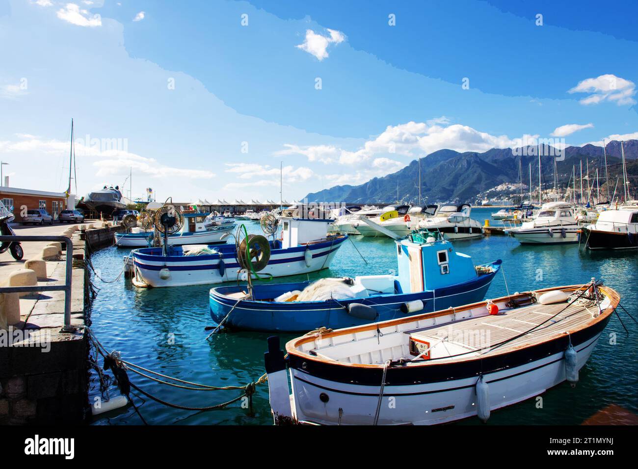 Petits bateaux de pêche dans le port de Salerne - vue d'automne ensoleillée - vacances fantastiques pour plusieurs jours de l'Europe du nord (grâce aux compagnies aériennes low-cost) Banque D'Images