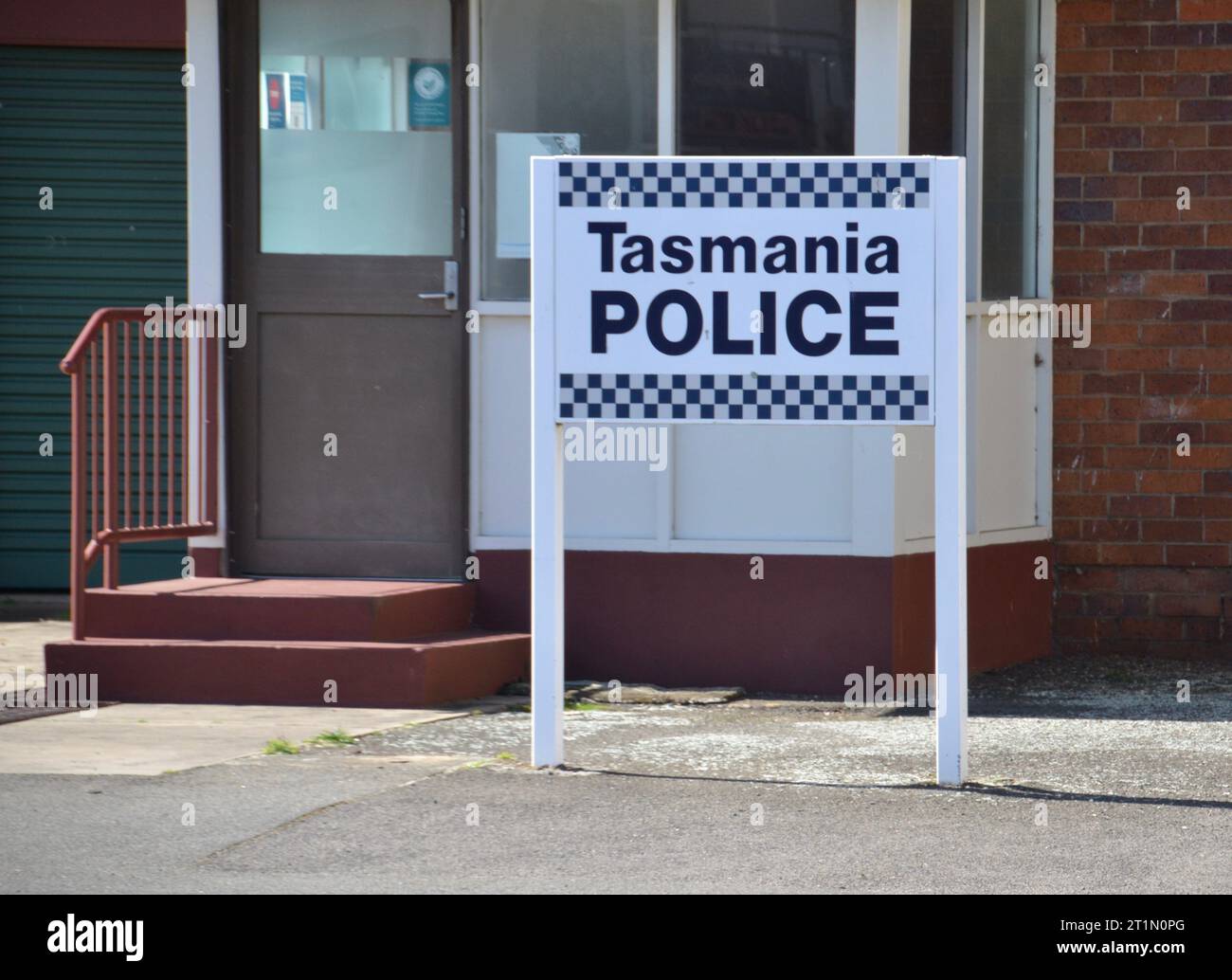 Panneau à carreaux bleu et blanc pour la police de Tasmanie devant un petit poste de police de campagne par un matin ensoleillé Banque D'Images