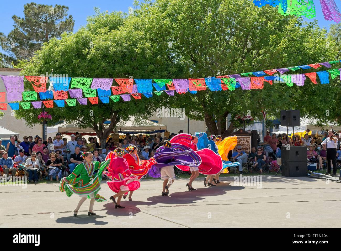 Mesilla, NM États-Unis — 6 mai 2023 : des filles exécutent des danses traditionnelles pour la célébration du week-end Cinco de Mayo de la communauté sur la place de la ville Banque D'Images