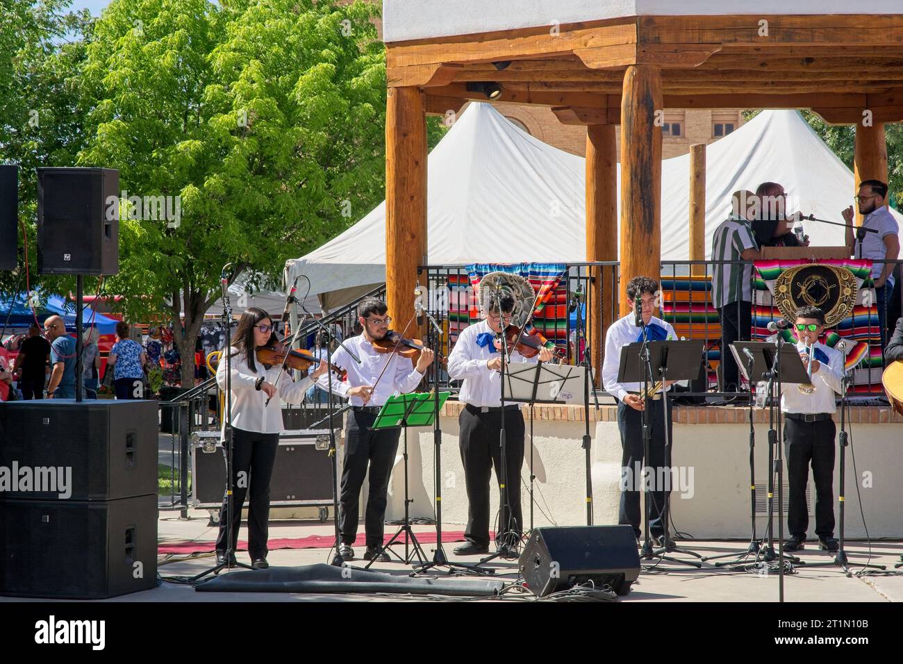 Mesilla, NM États-Unis — 6 mai 2023 : spectacle de musique Mariachi au Cinco de Mayo week-end de célébration sur la place de la ville Banque D'Images