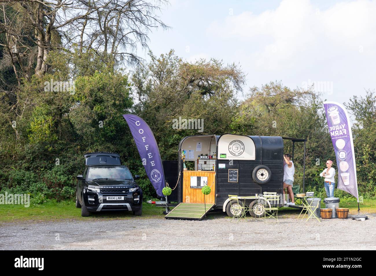 Hound Tor parking Dartmoor, les gens achètent de la nourriture et du café dans la boîte à chevaux convertie en chariot de nourriture, Devon, Angleterre, Royaume-Uni, 2023 Banque D'Images