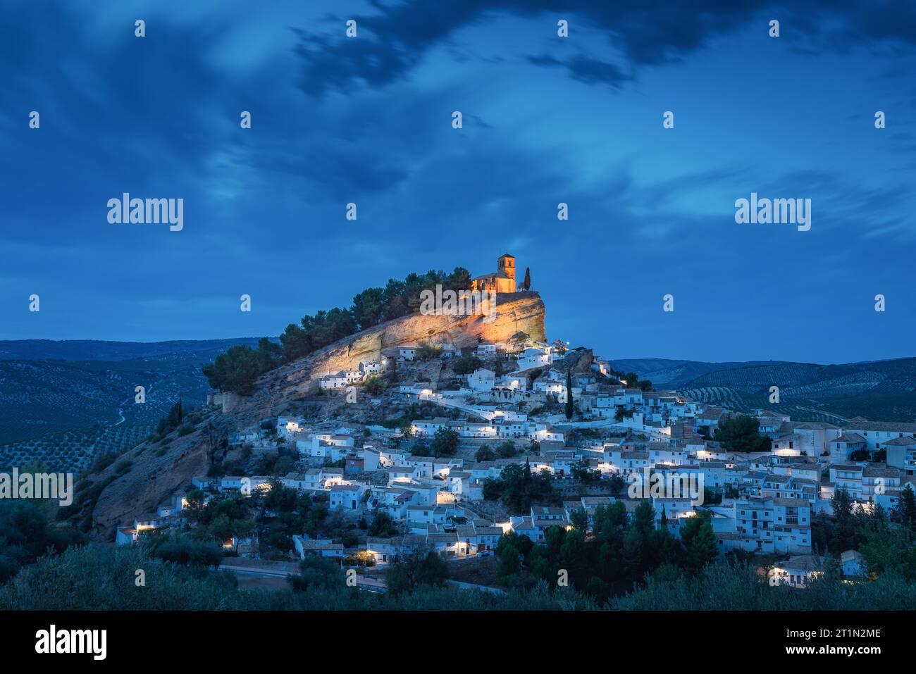Vue nocturne d'une ville ancienne avec un château mauresque au sommet de la colline, Montefrio, Grenade, Espagne Banque D'Images
